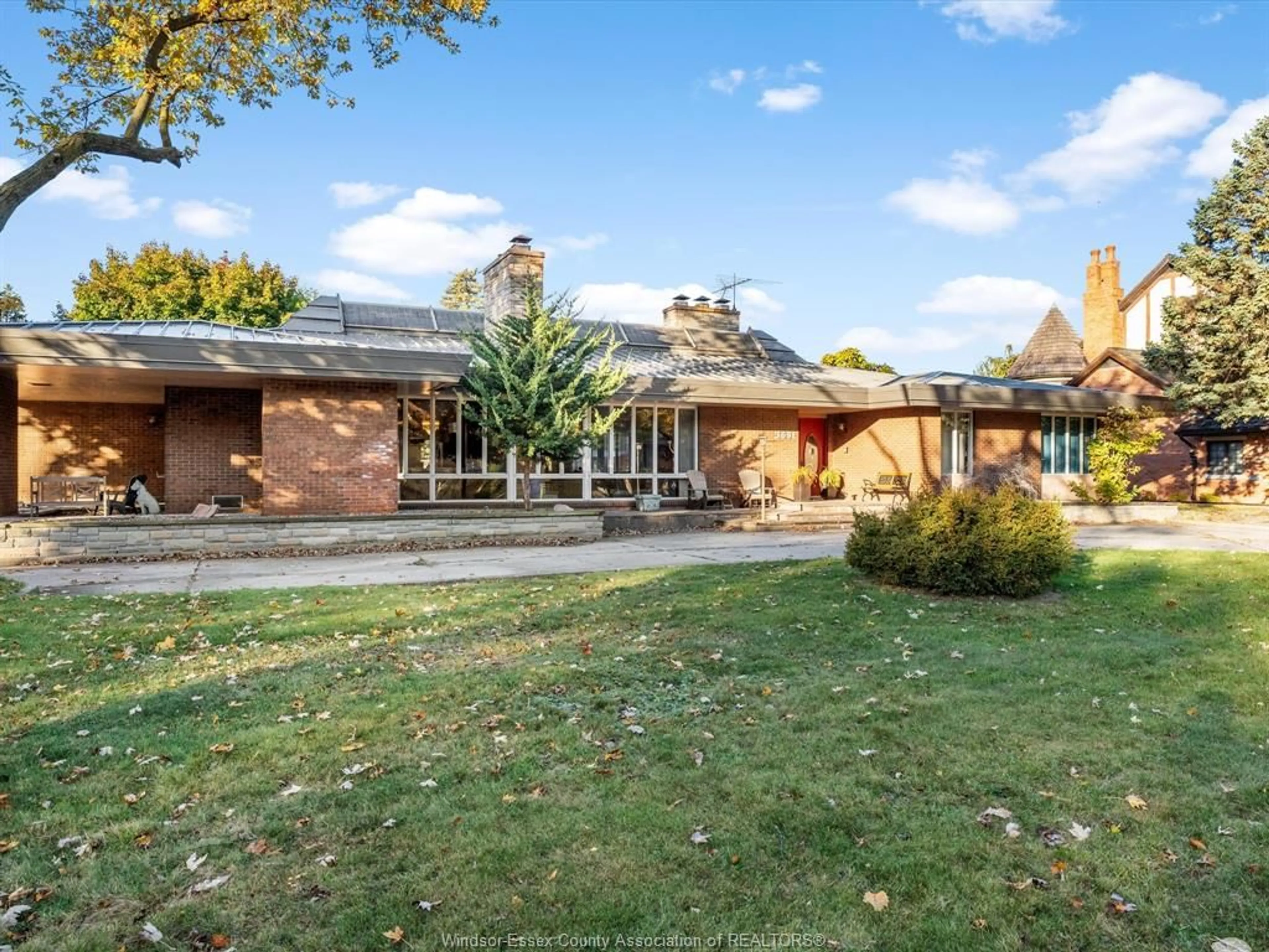 A pic from outside/outdoor area/front of a property/back of a property/a pic from drone, street for 3691 VICTORIA, Windsor Ontario N9E 3L6