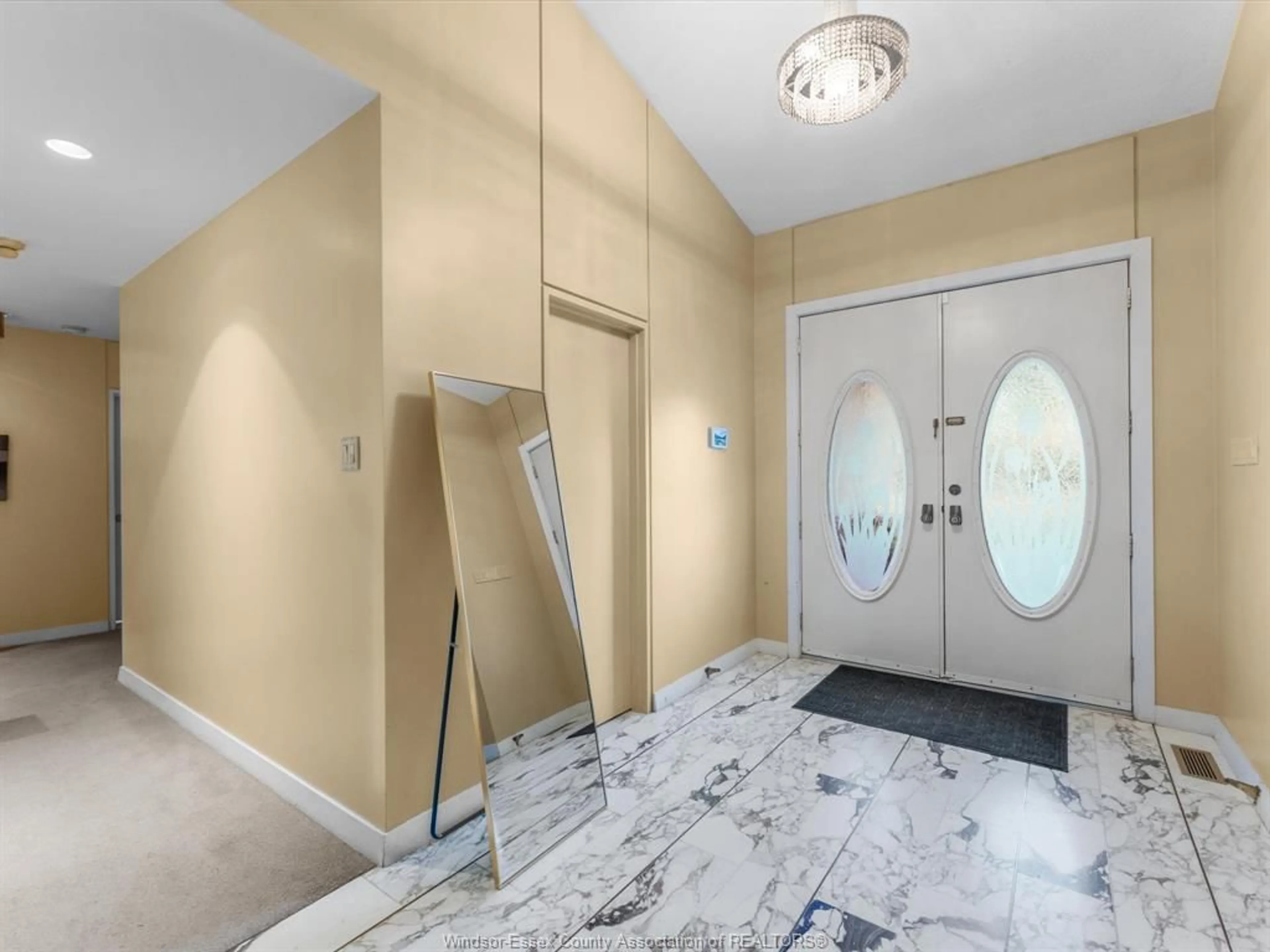 Indoor foyer for 3691 VICTORIA, Windsor Ontario N9E 3L6