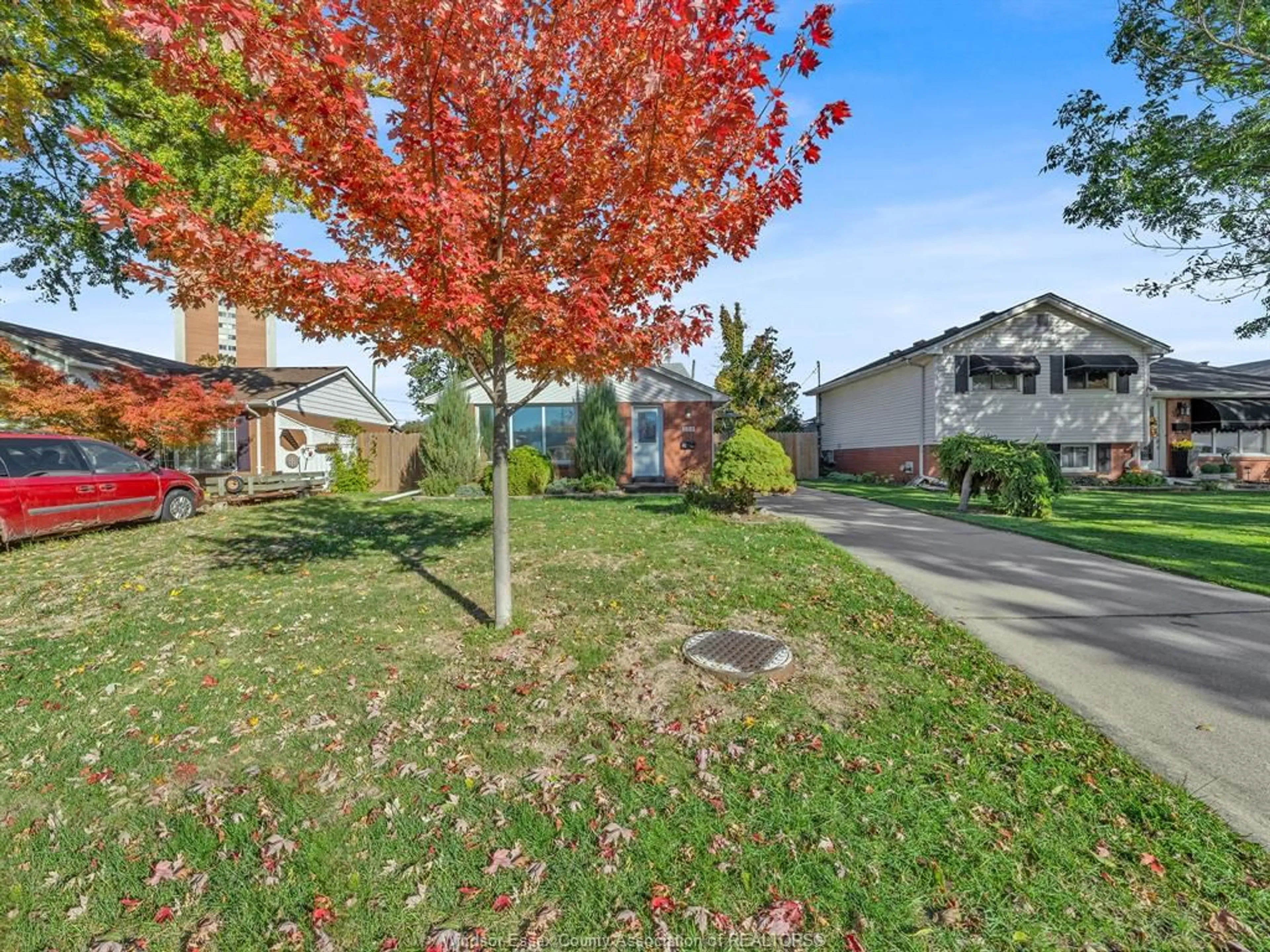 A pic from outside/outdoor area/front of a property/back of a property/a pic from drone, street for 338 CARLING Cres, Windsor Ontario N8S 3X8