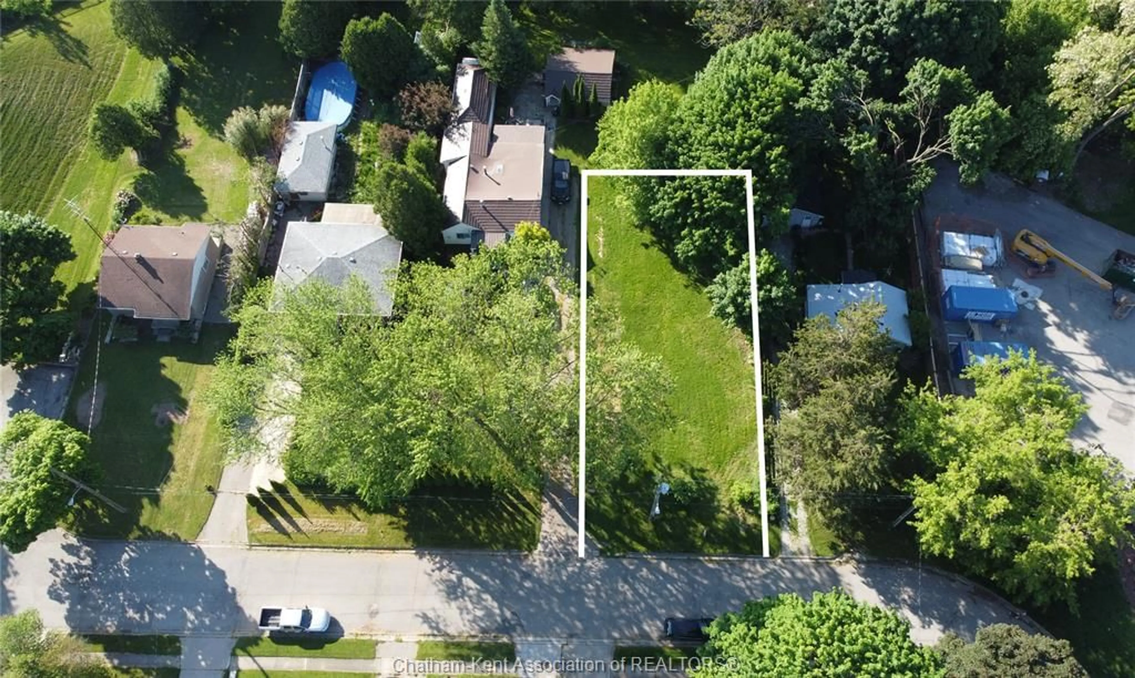 A pic from outside/outdoor area/front of a property/back of a property/a pic from drone, street for 12 Siskind Crt, Chatham Ontario N7L 5A1