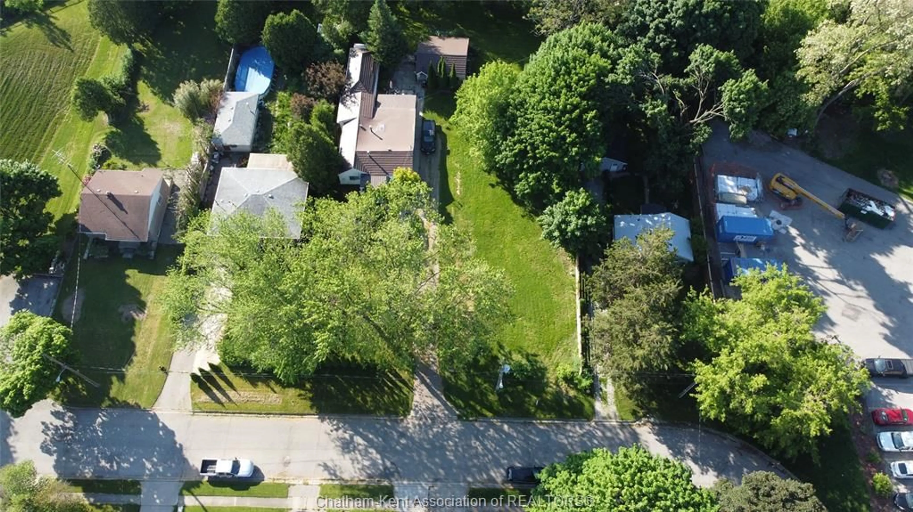 A pic from outside/outdoor area/front of a property/back of a property/a pic from drone, street for 12 Siskind Crt, Chatham Ontario N7L 5A1