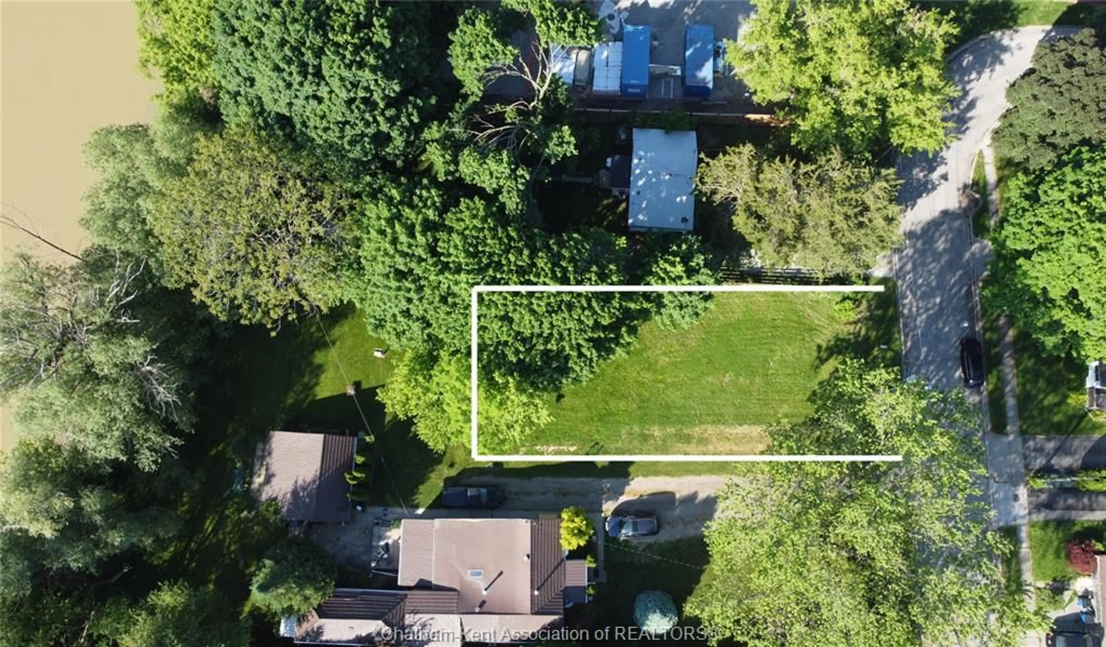 A pic from outside/outdoor area/front of a property/back of a property/a pic from drone, street for 12 Siskind Crt, Chatham Ontario N7L 5A1