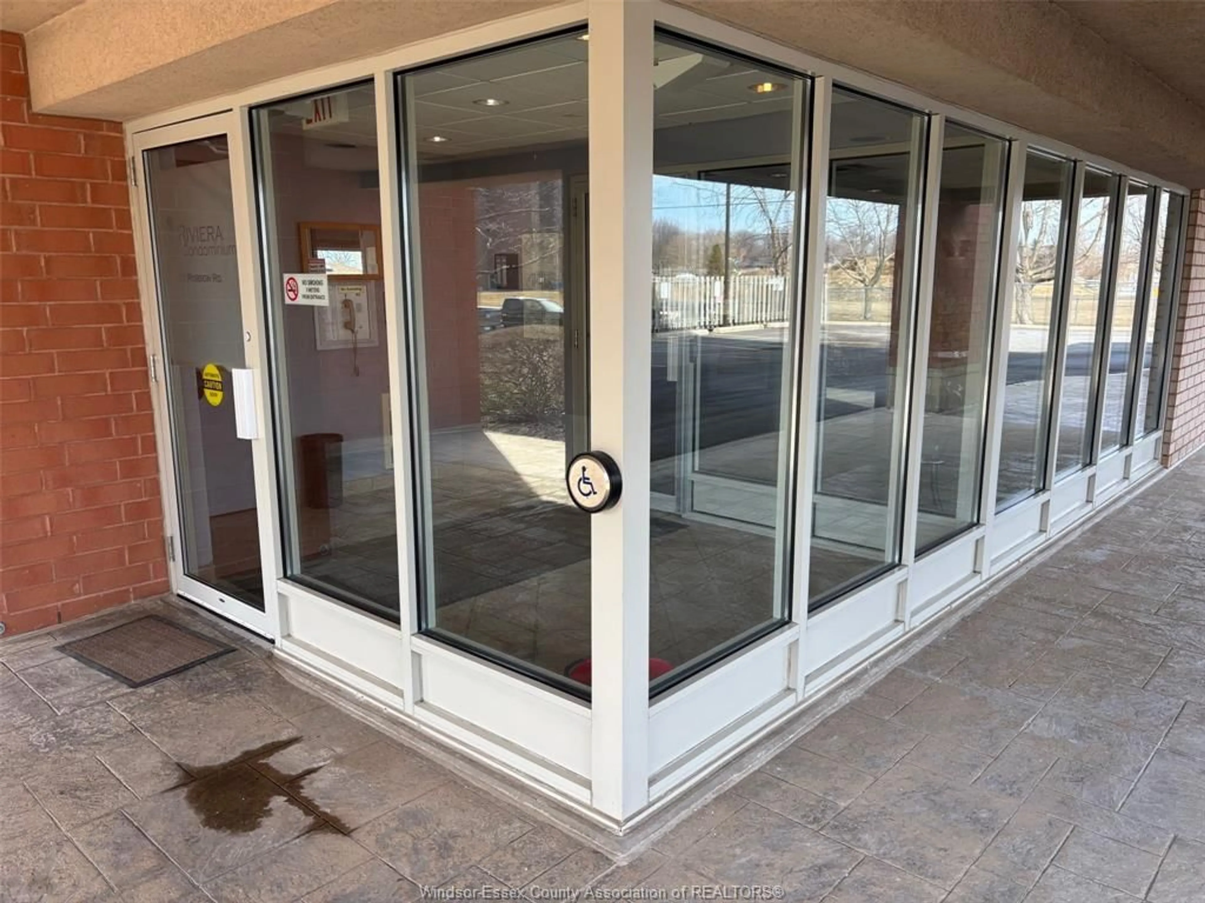 Indoor foyer for 99 ROBSON #203, Leamington Ontario N8H 2M8