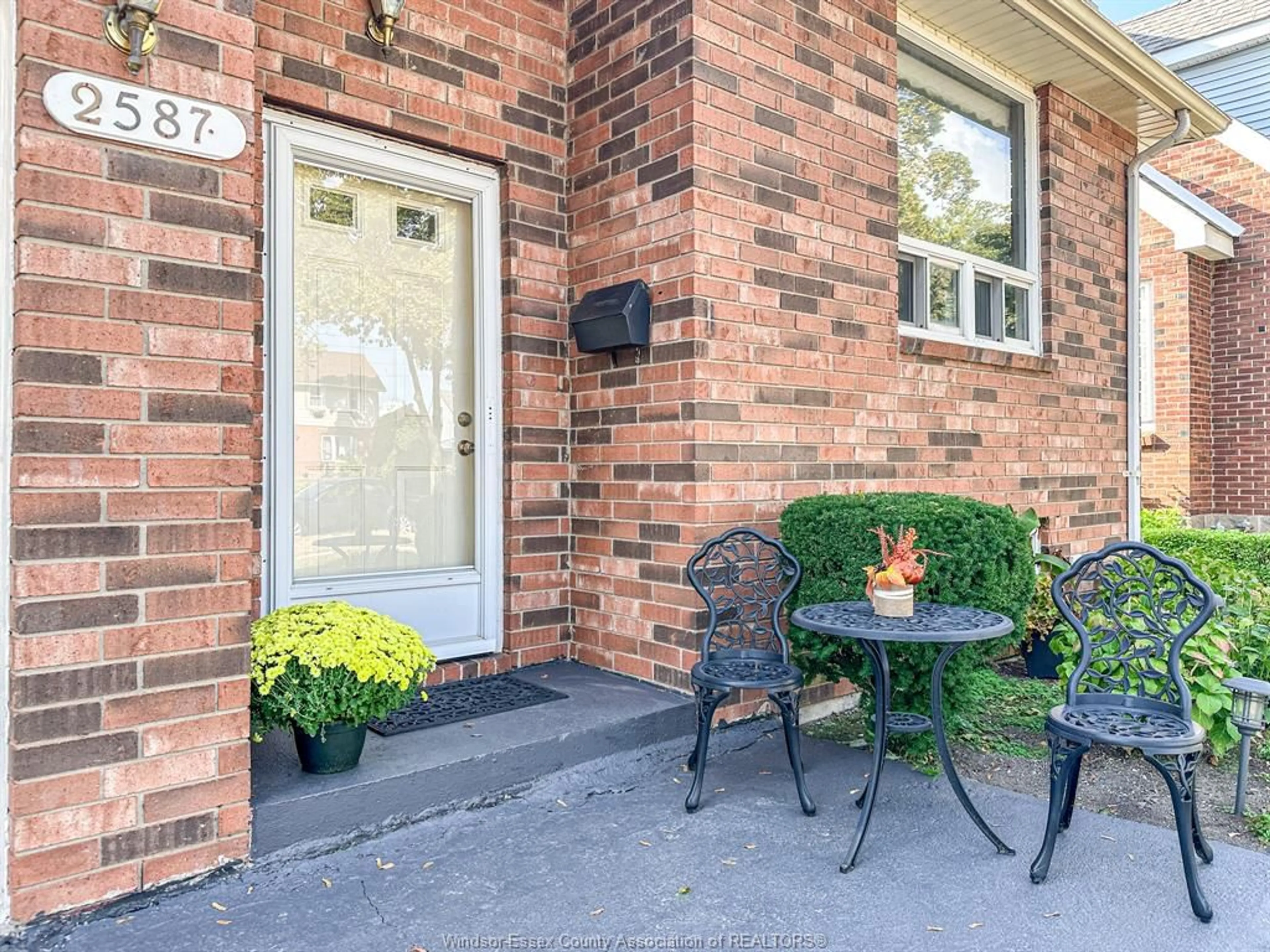 Patio, street for 2587 TURNER, Windsor Ontario N8W 3L2