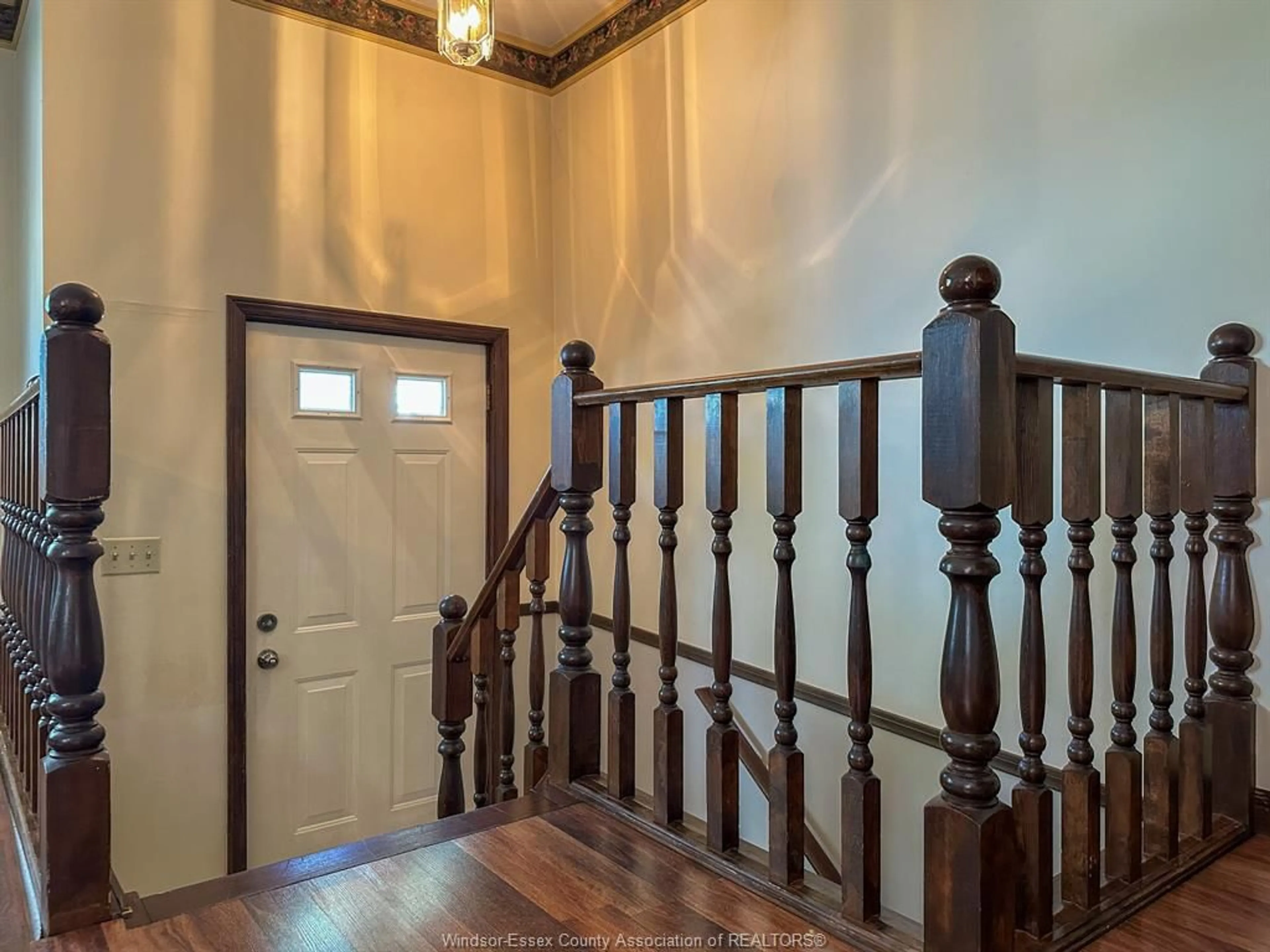 Indoor foyer for 2587 TURNER, Windsor Ontario N8W 3L2