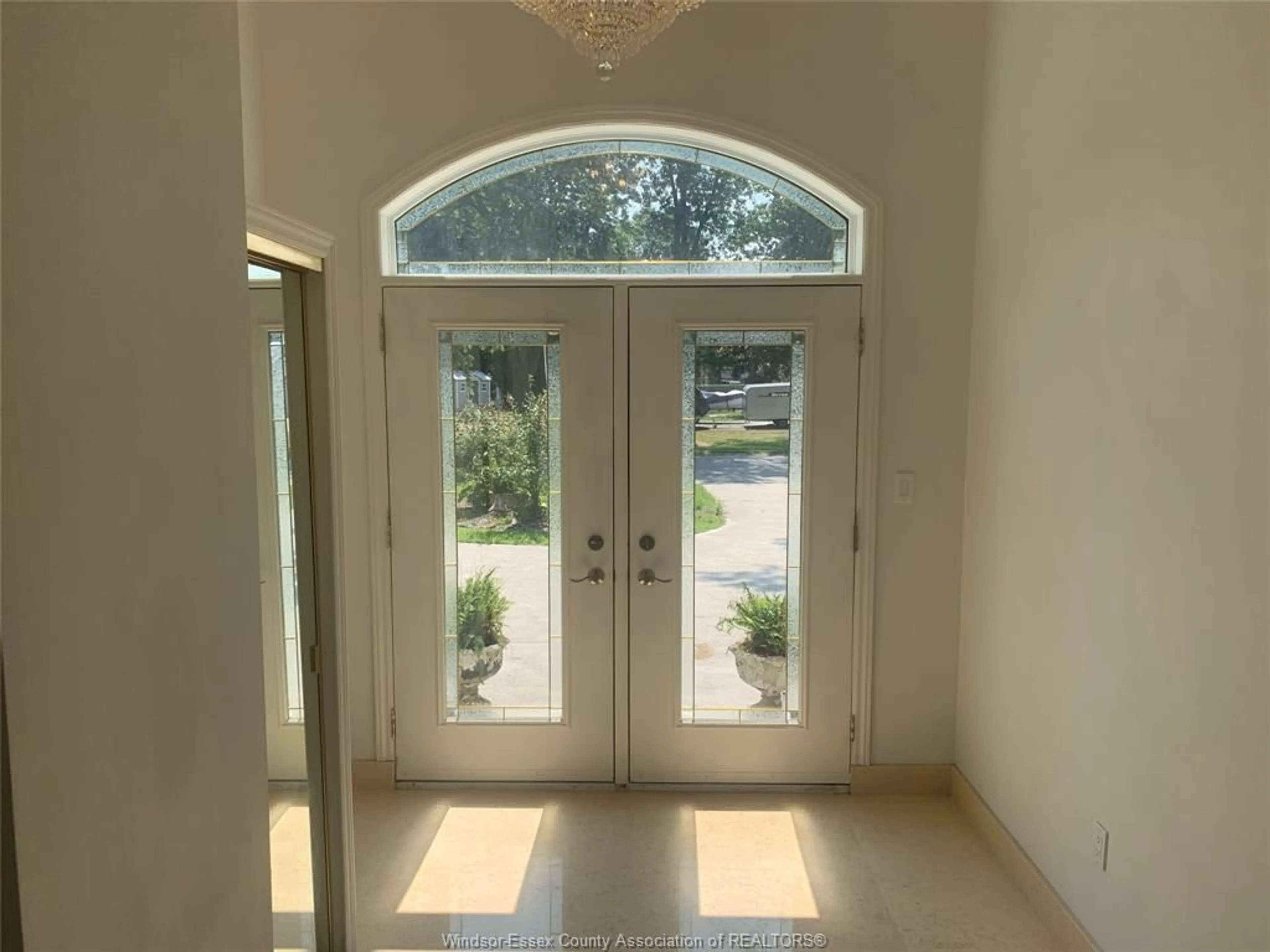 Indoor entryway for 12042 MAISONNEUVE, Tecumseh Ontario N8N 4Z1