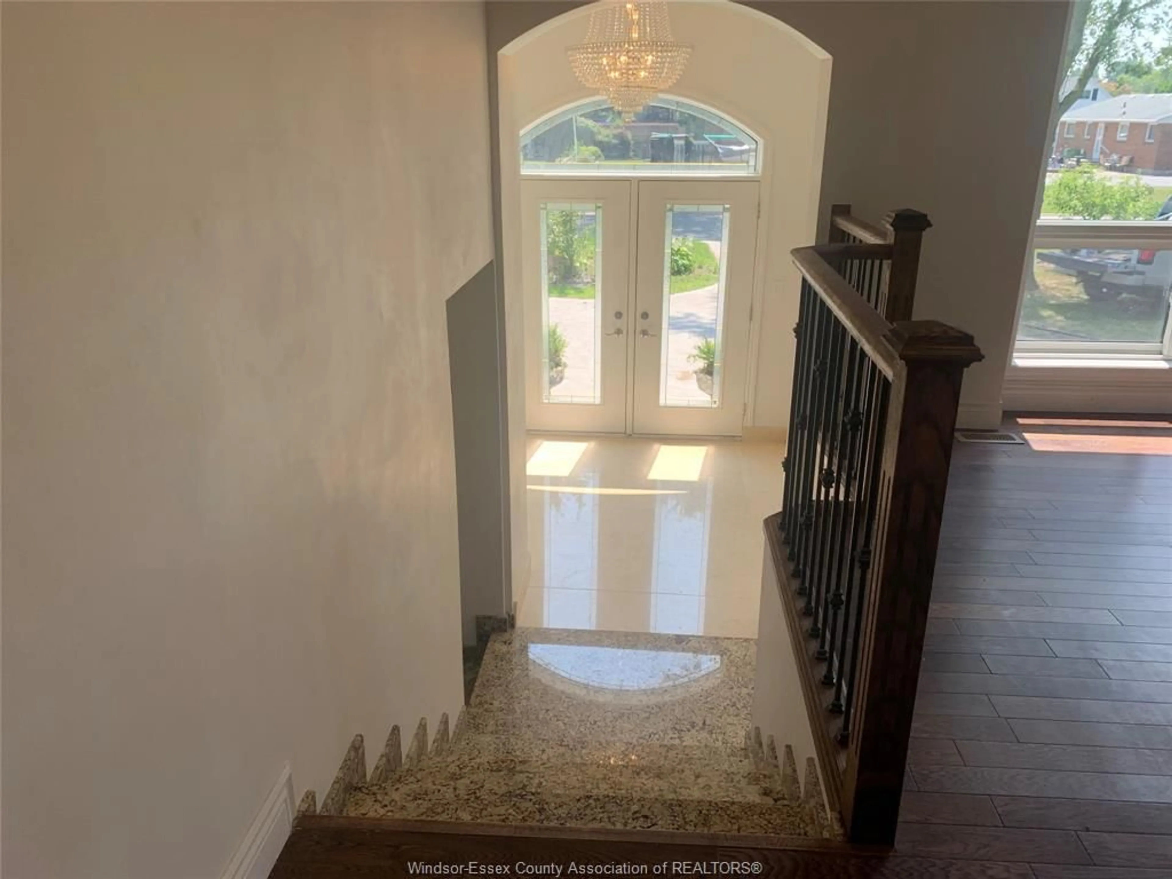 Indoor foyer for 12042 MAISONNEUVE, Tecumseh Ontario N8N 4Z1