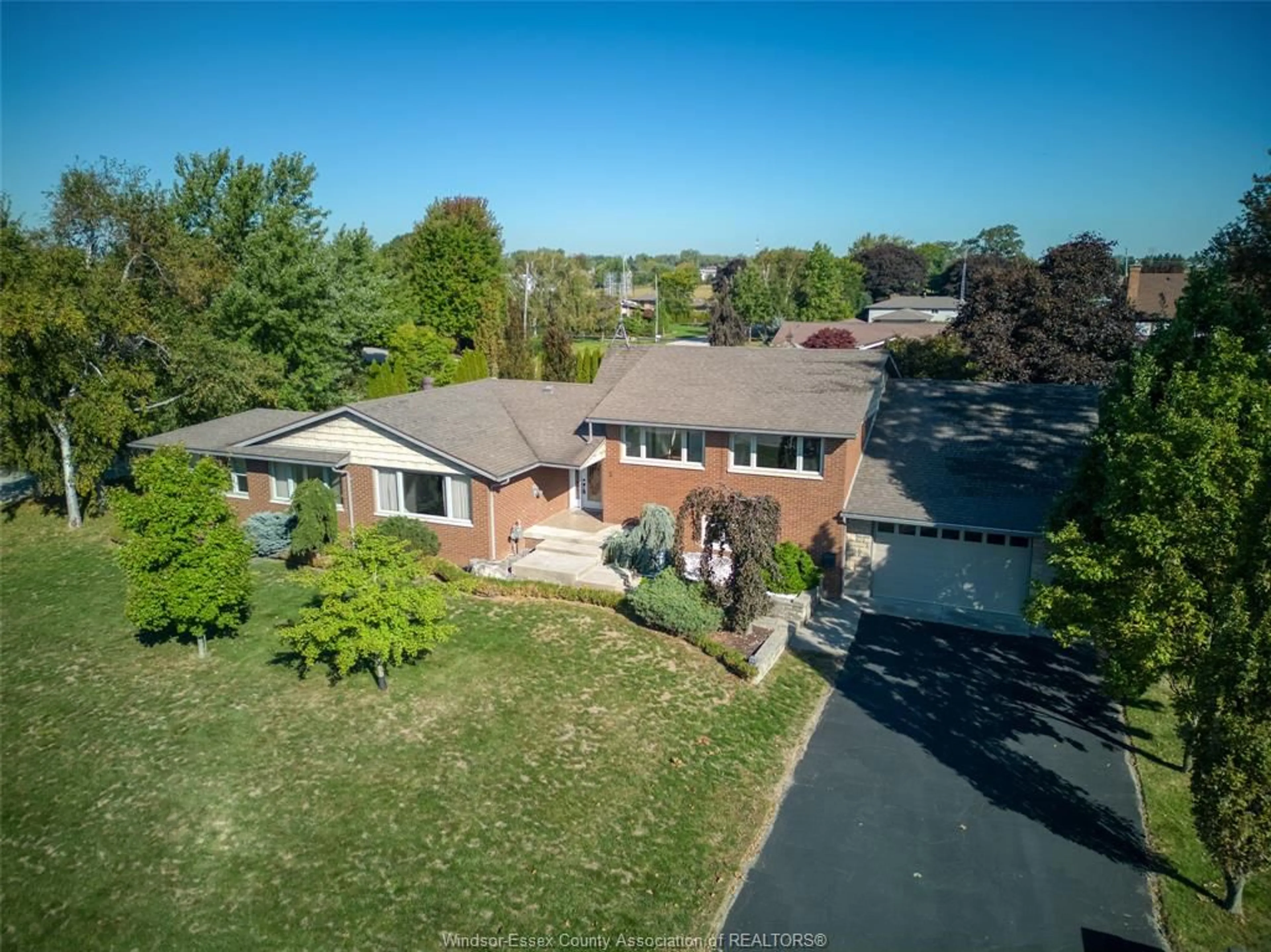 A pic from outside/outdoor area/front of a property/back of a property/a pic from drone, street for 3 BETH, Leamington Ontario N8H 3Z8
