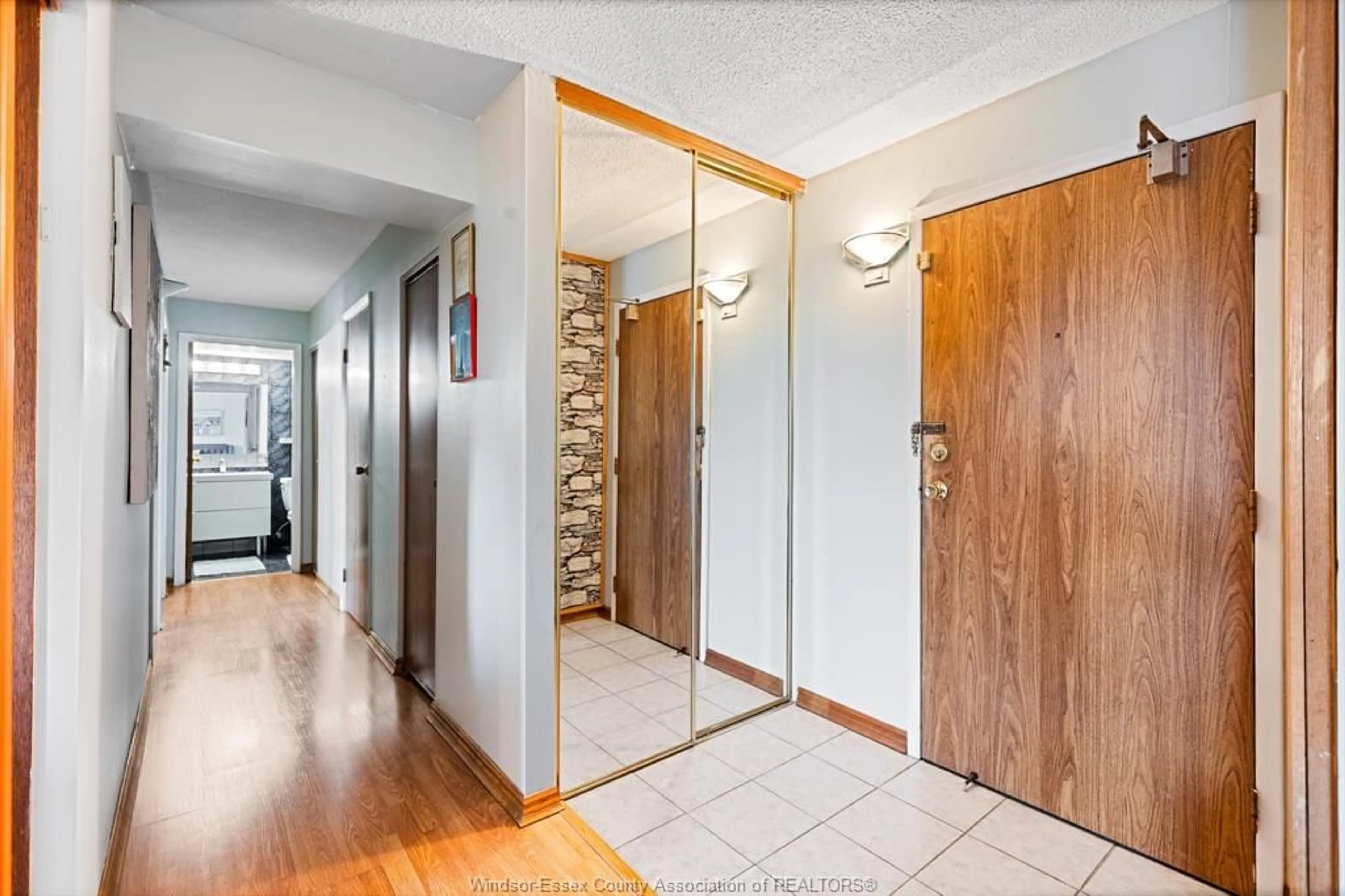Indoor foyer for 150 PARK St #812, Windsor Ontario N9A 7A2