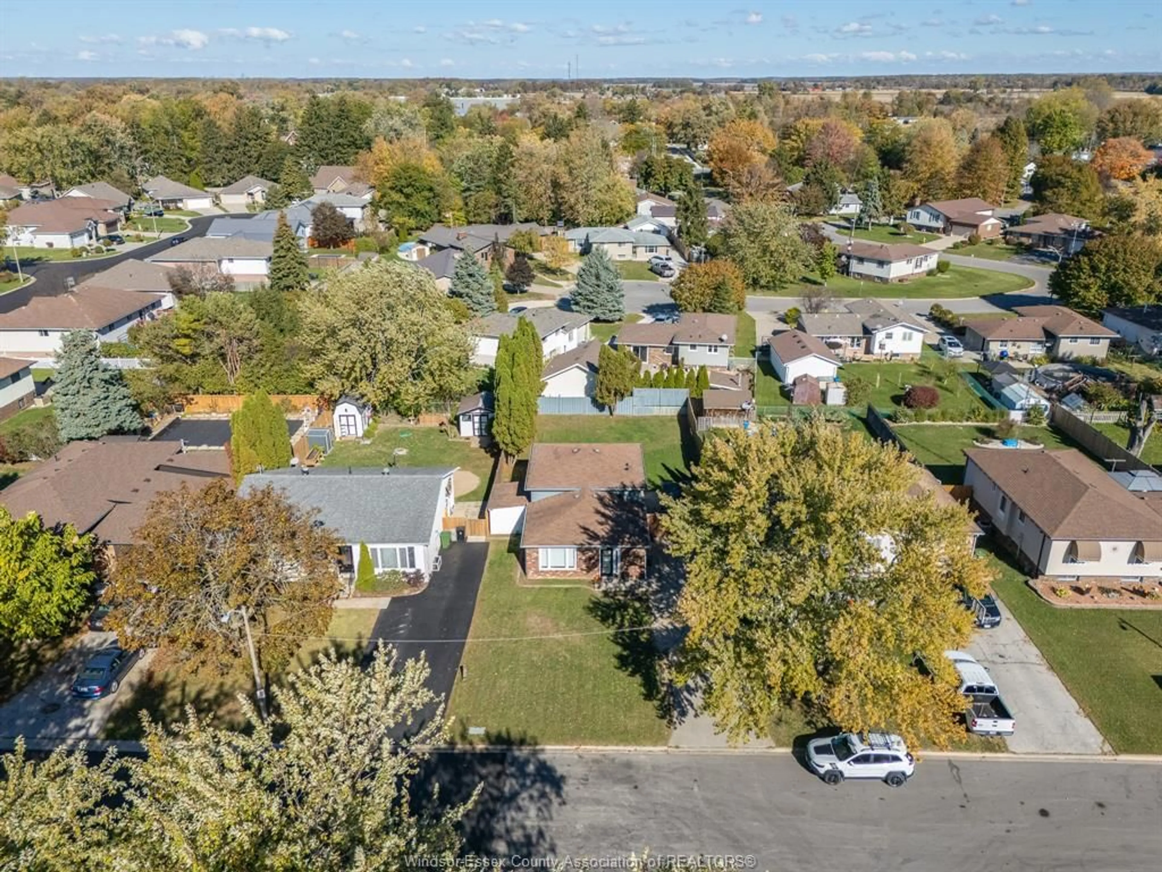 A pic from outside/outdoor area/front of a property/back of a property/a pic from drone, street for 252 Murdoch, Harrow Ontario N0R 1G0