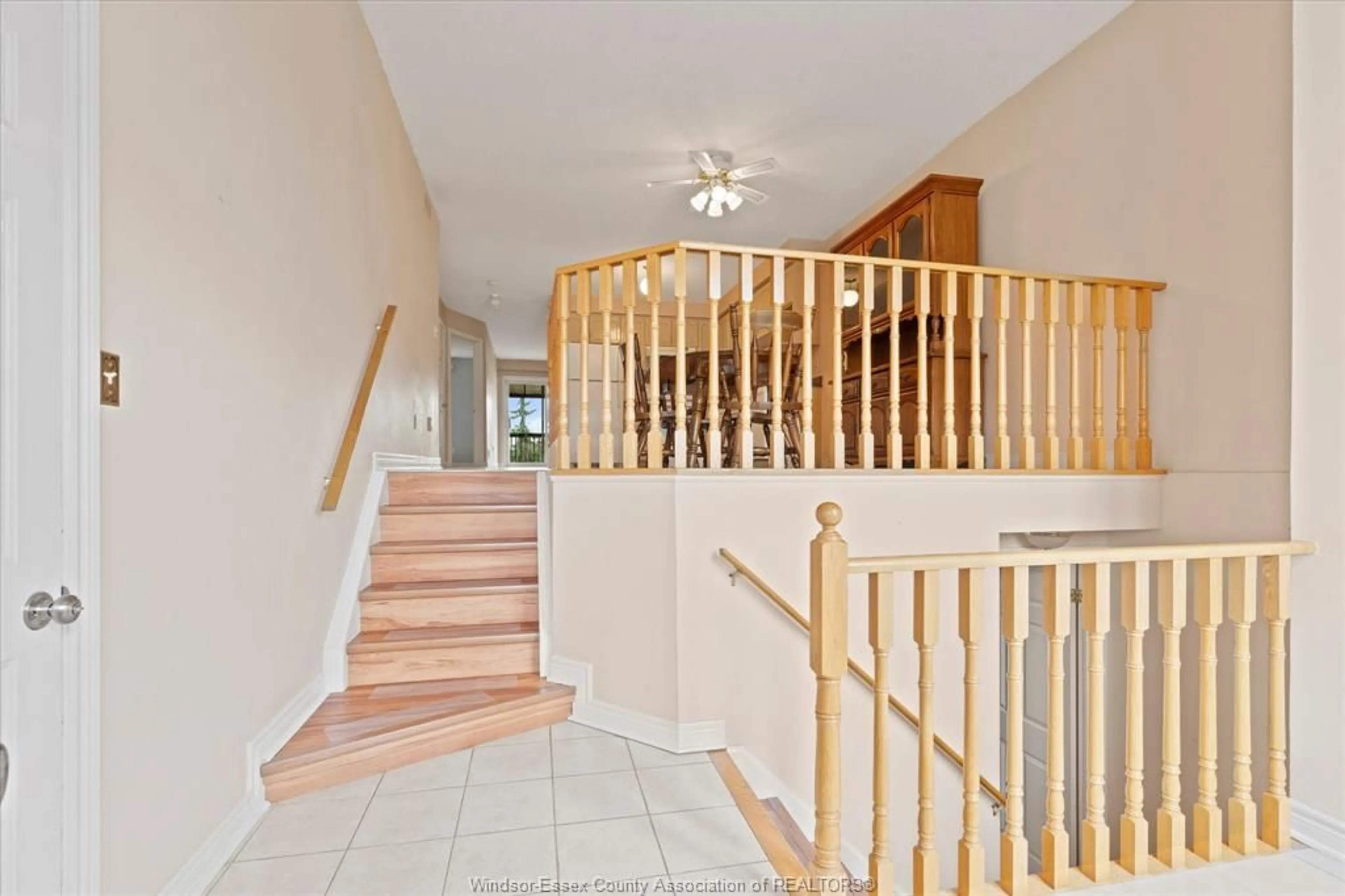 Indoor foyer for 1591 HEATHERGLEN, Tecumseh Ontario N8N 5B5