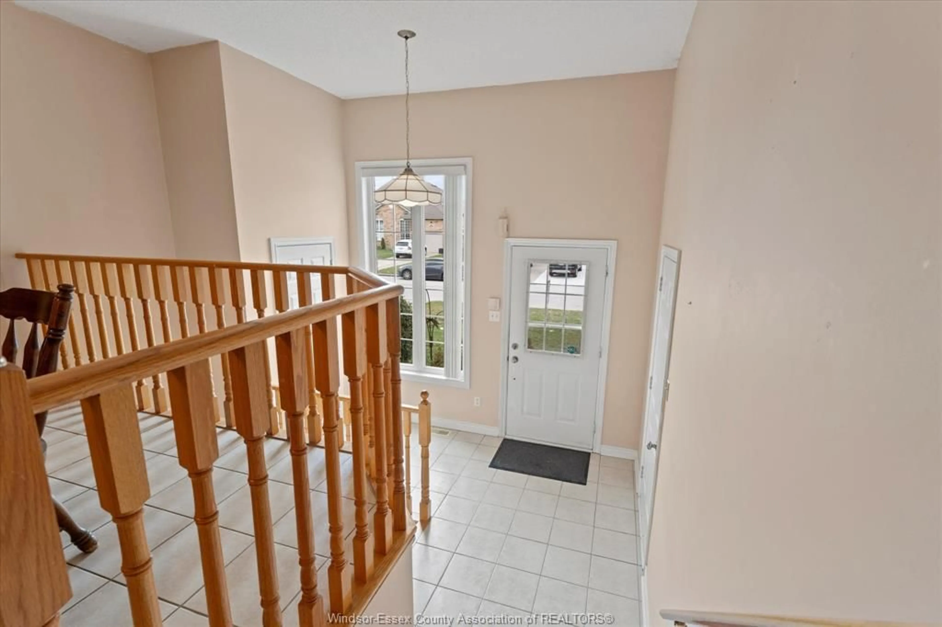 Indoor foyer for 1591 HEATHERGLEN, Tecumseh Ontario N8N 5B5