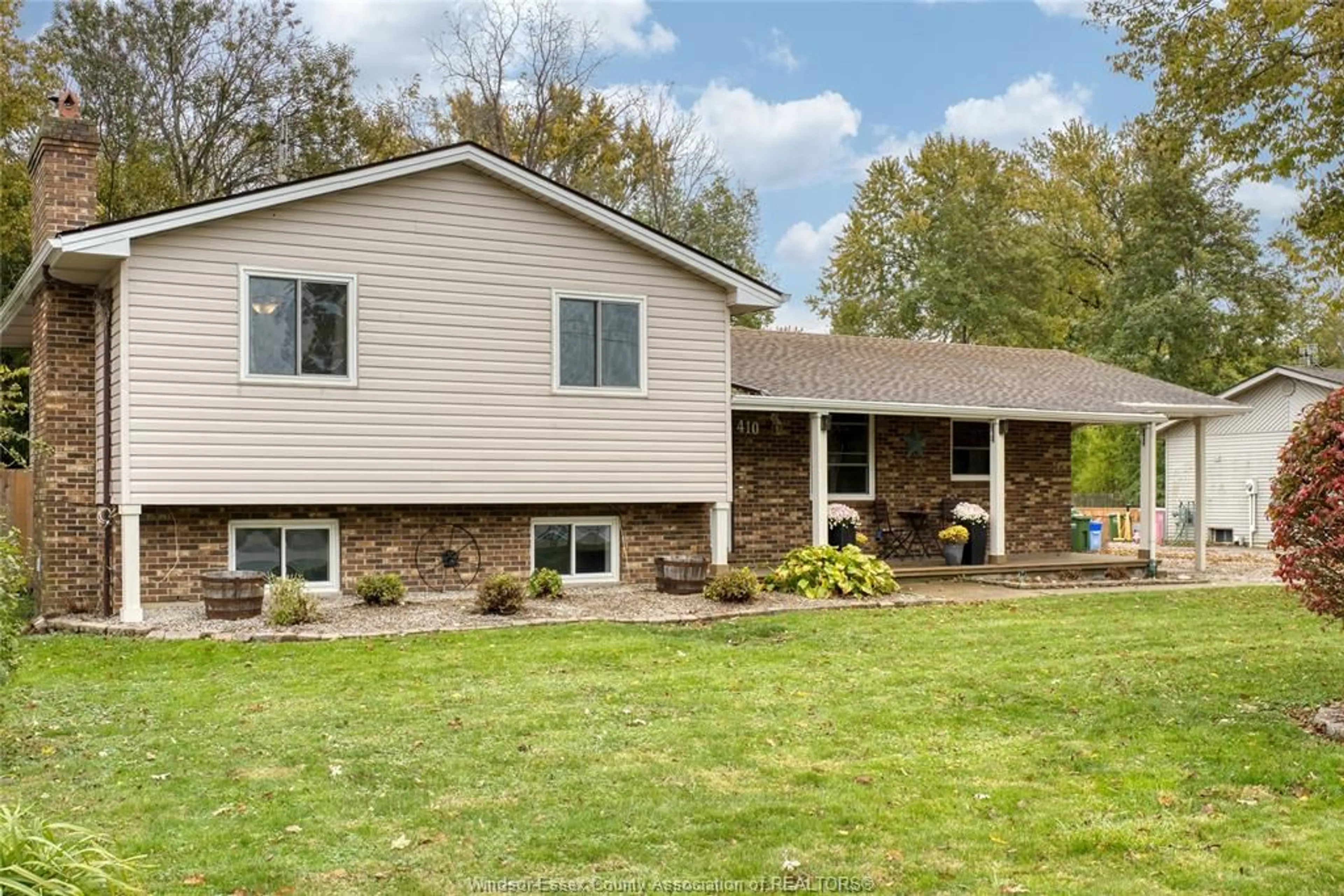 Home with vinyl exterior material, street for 410 DUNN, Colchester Ontario N0R 1G0