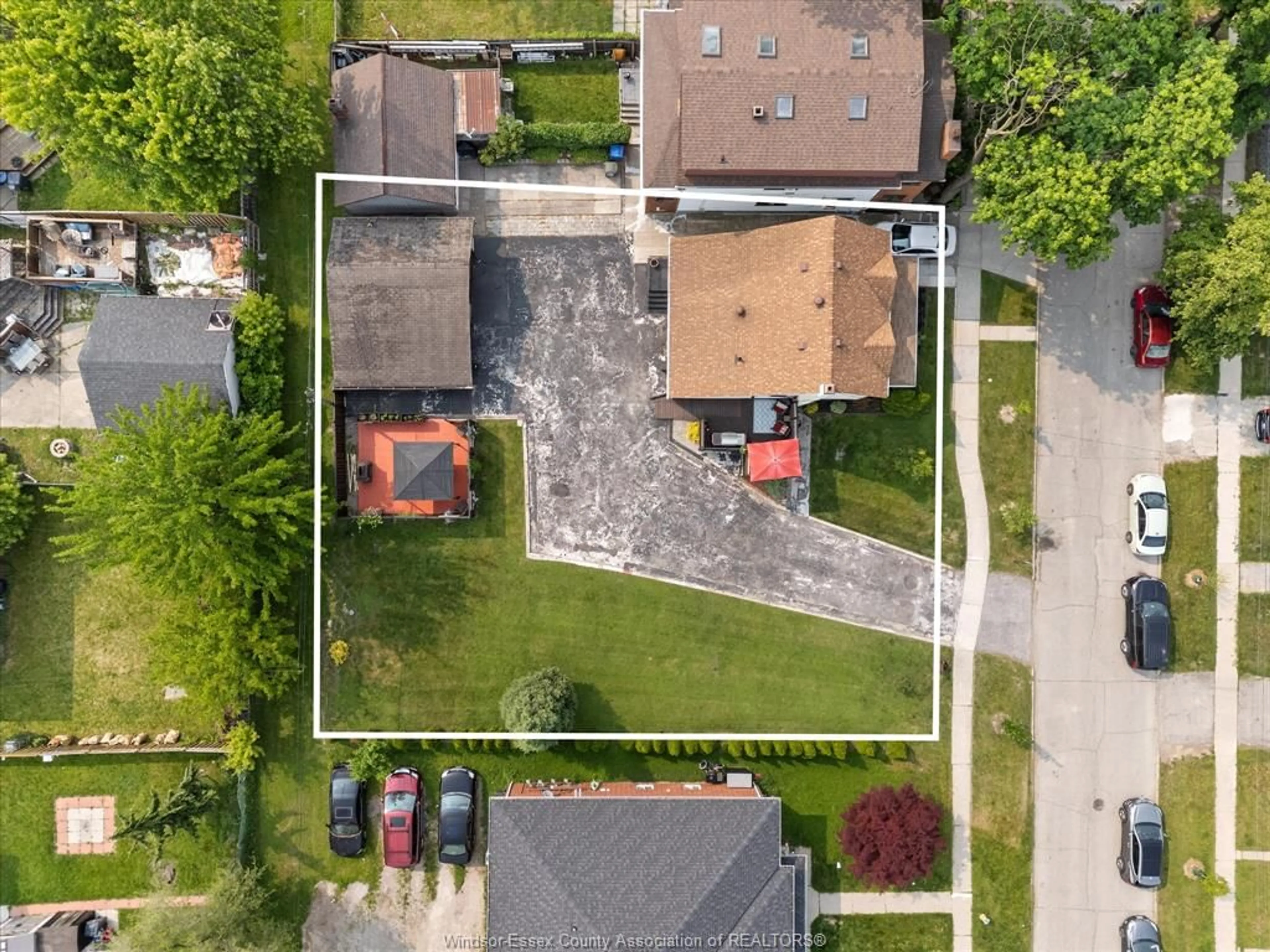 A pic from outside/outdoor area/front of a property/back of a property/a pic from drone, street for 1248 HIGH St, Windsor Ontario N8Y 4B2
