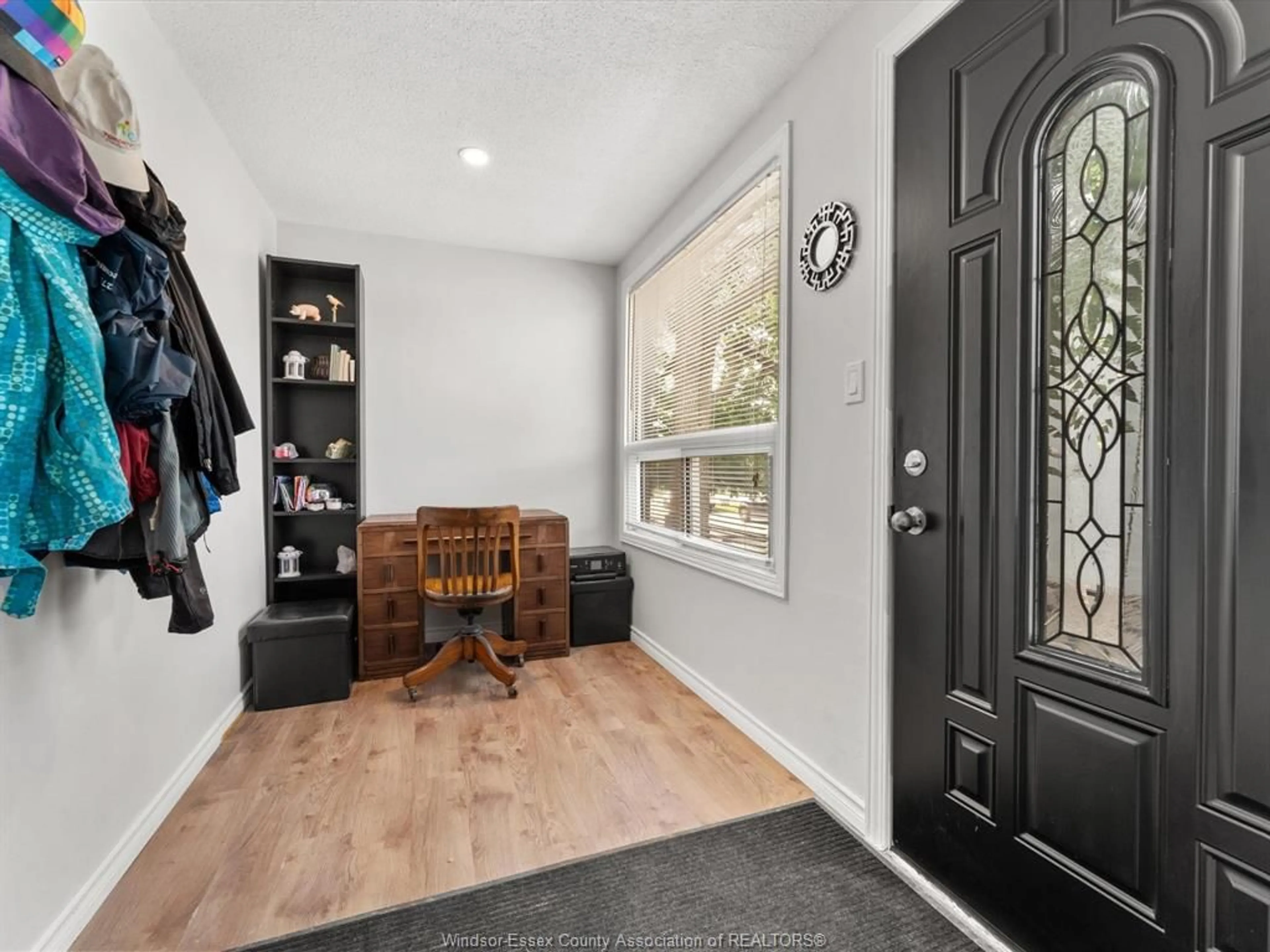 Indoor entryway for 1248 HIGH St, Windsor Ontario N8Y 4B2