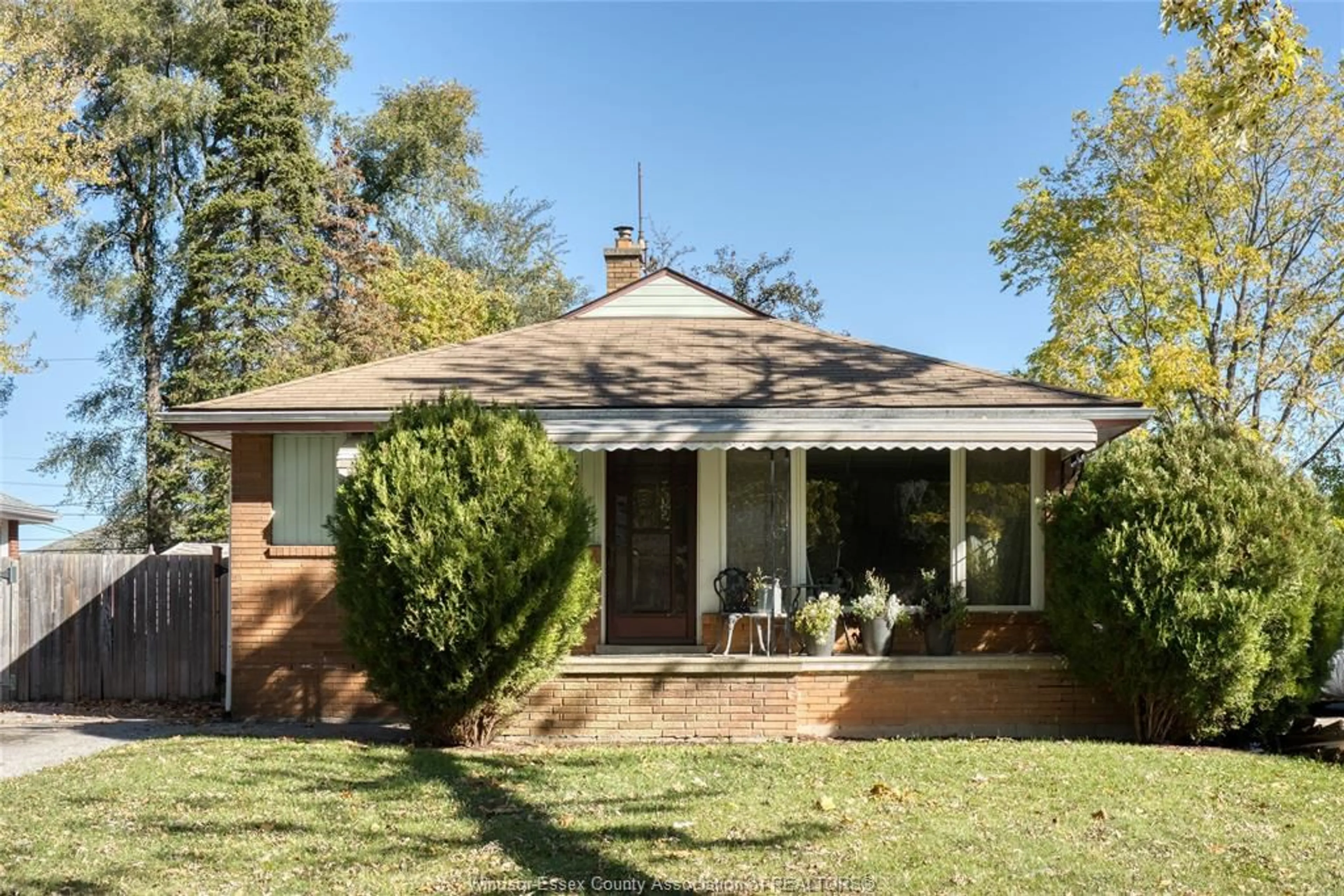 Home with brick exterior material, street for 942 ST. PAUL Ave, Windsor Ontario N8S 3L4