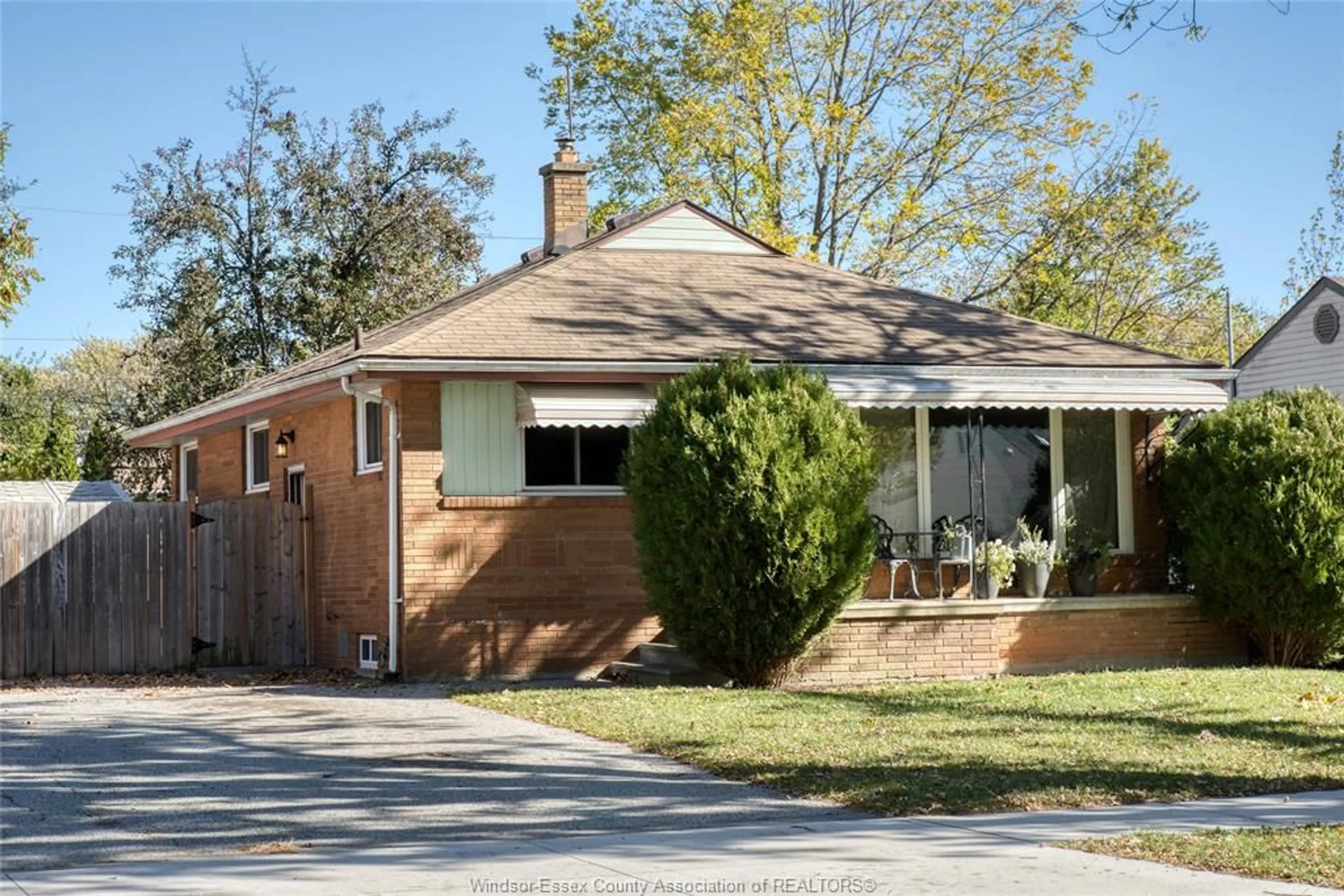 Home with brick exterior material, street for 942 ST. PAUL Ave, Windsor Ontario N8S 3L4