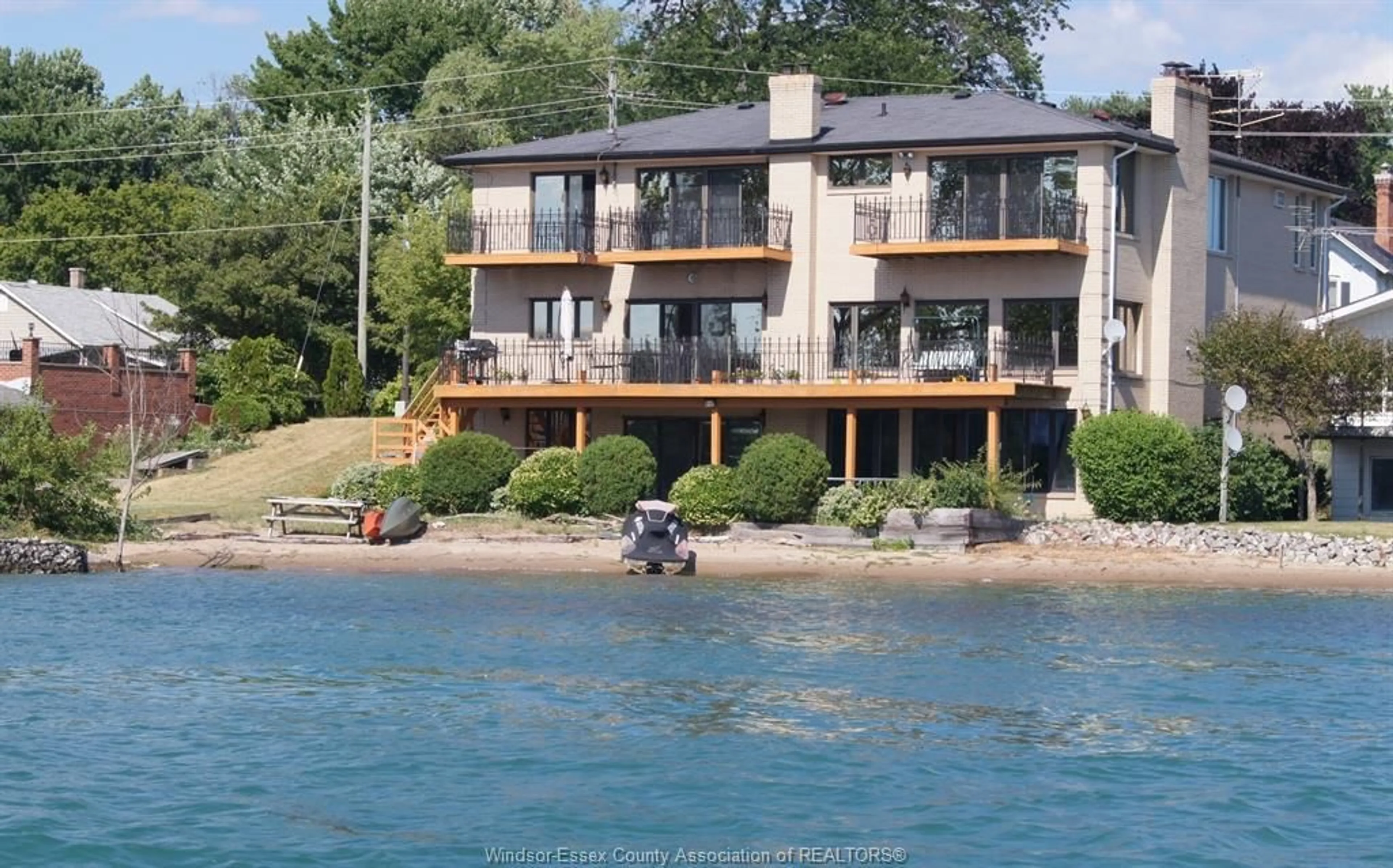 A pic from outside/outdoor area/front of a property/back of a property/a pic from drone, water/lake/river/ocean view for 564 DALHOUSIE, Amherstburg Ontario N9V 2M3