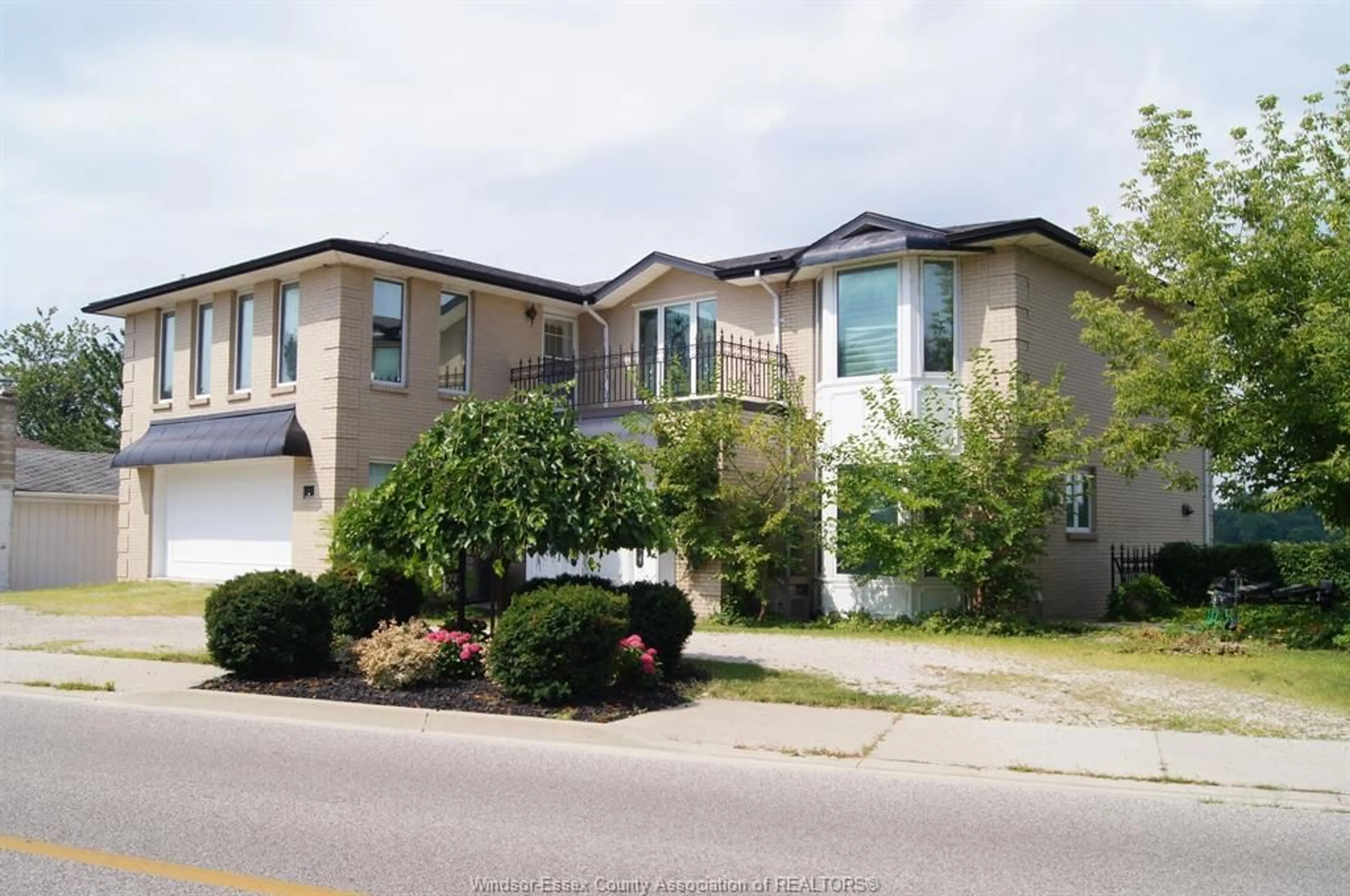 Home with vinyl exterior material, street for 564 DALHOUSIE, Amherstburg Ontario N9V 2M3