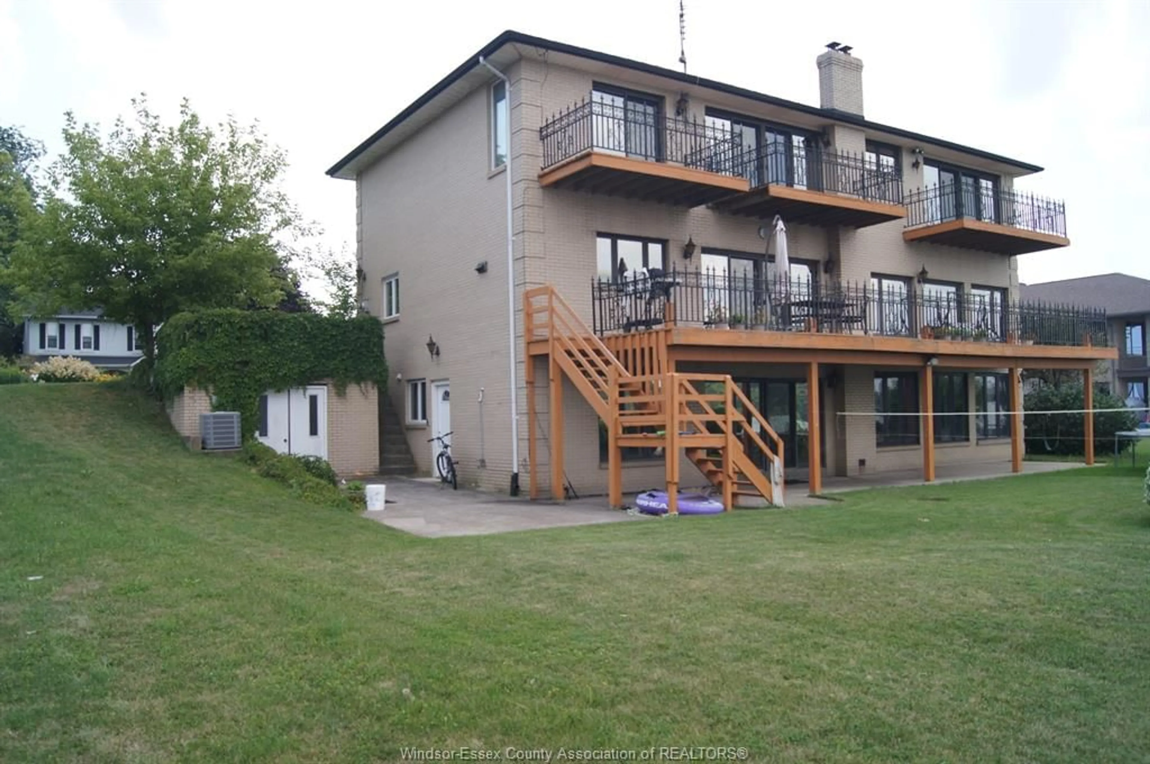 A pic from outside/outdoor area/front of a property/back of a property/a pic from drone, unknown for 564 DALHOUSIE, Amherstburg Ontario N9V 2M3