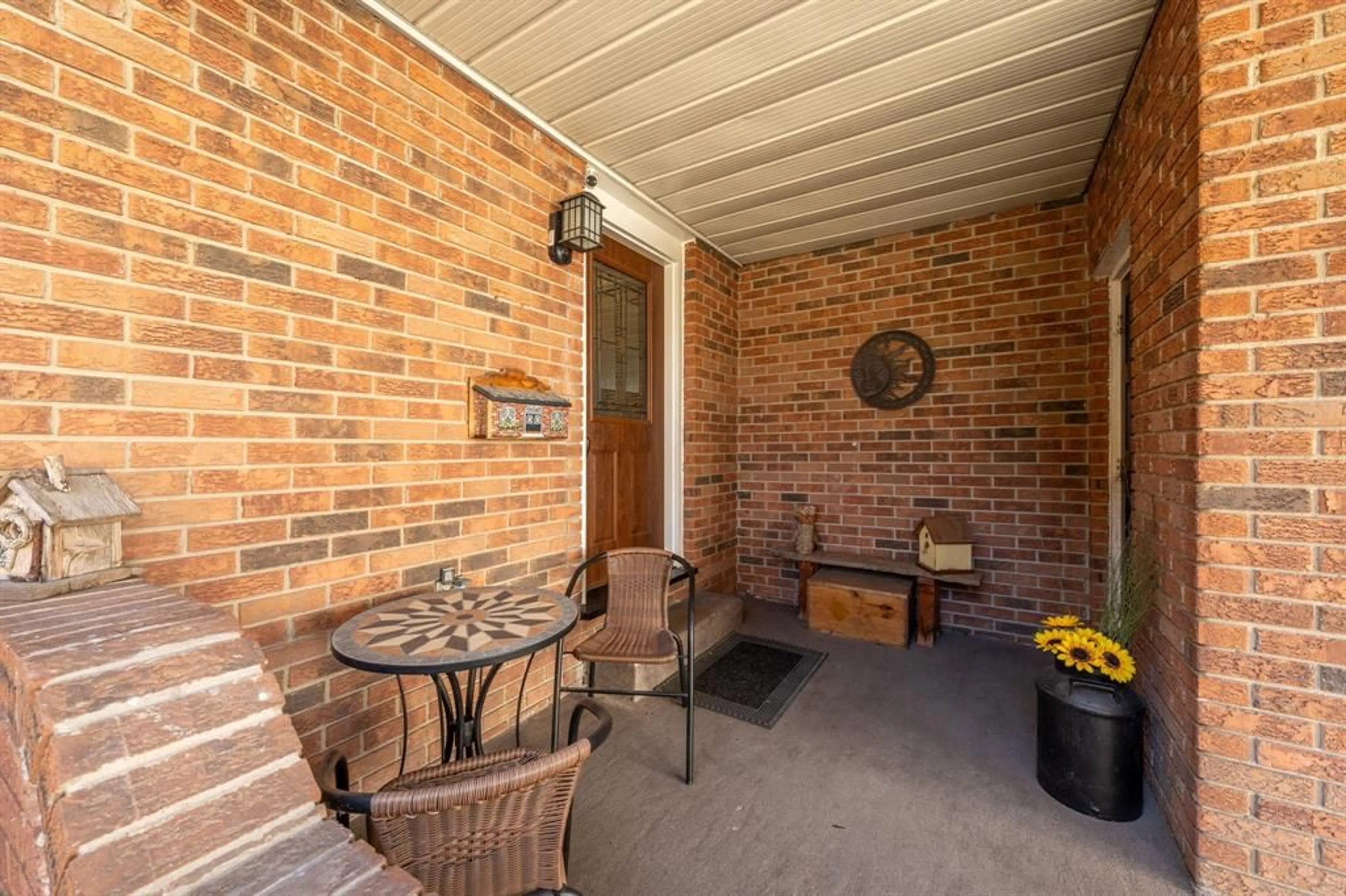 Patio, street for 1105 SALISBURY St, Sarnia Ontario N7S 3V6