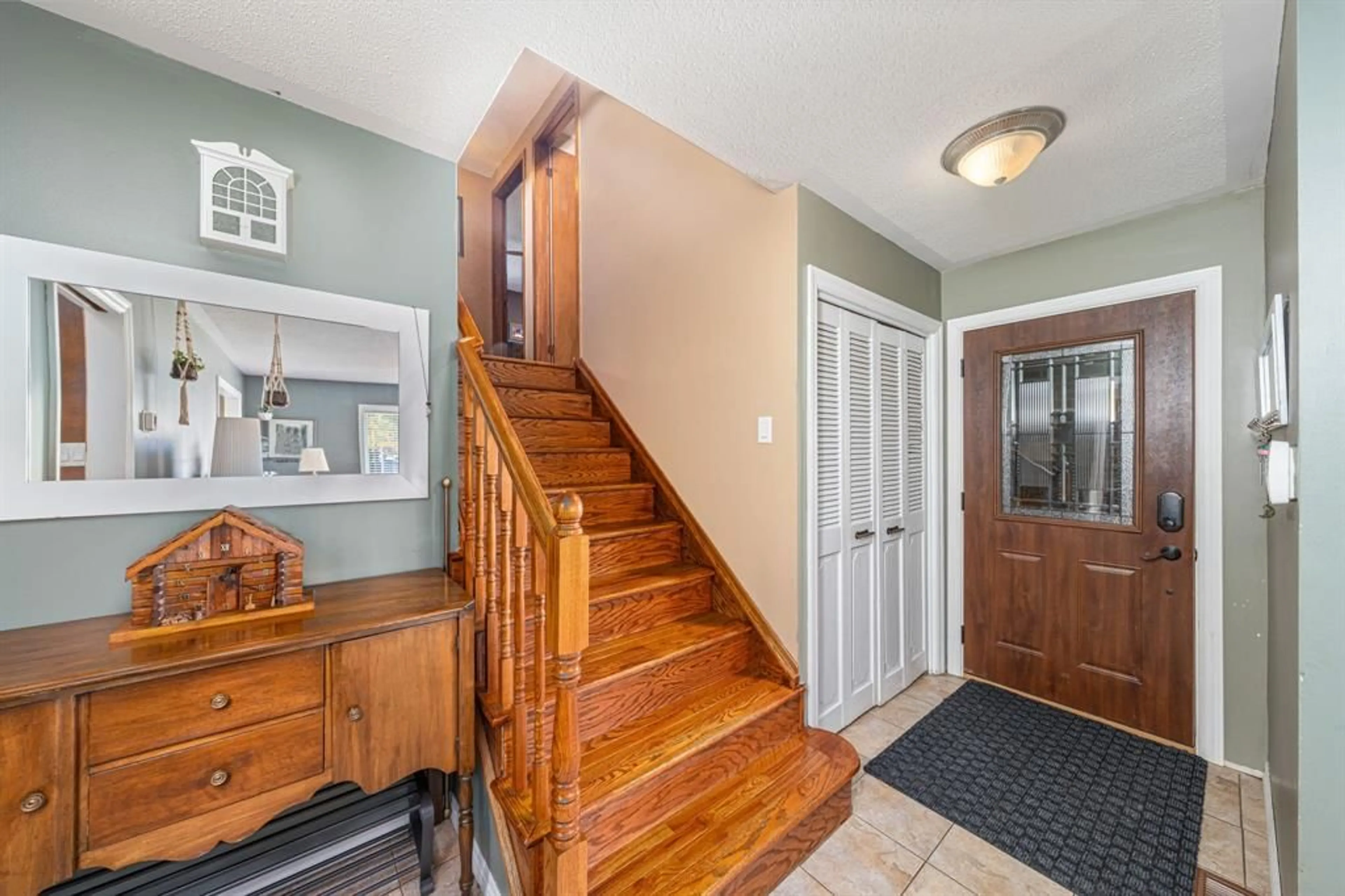 Indoor entryway for 1105 SALISBURY St, Sarnia Ontario N7S 3V6