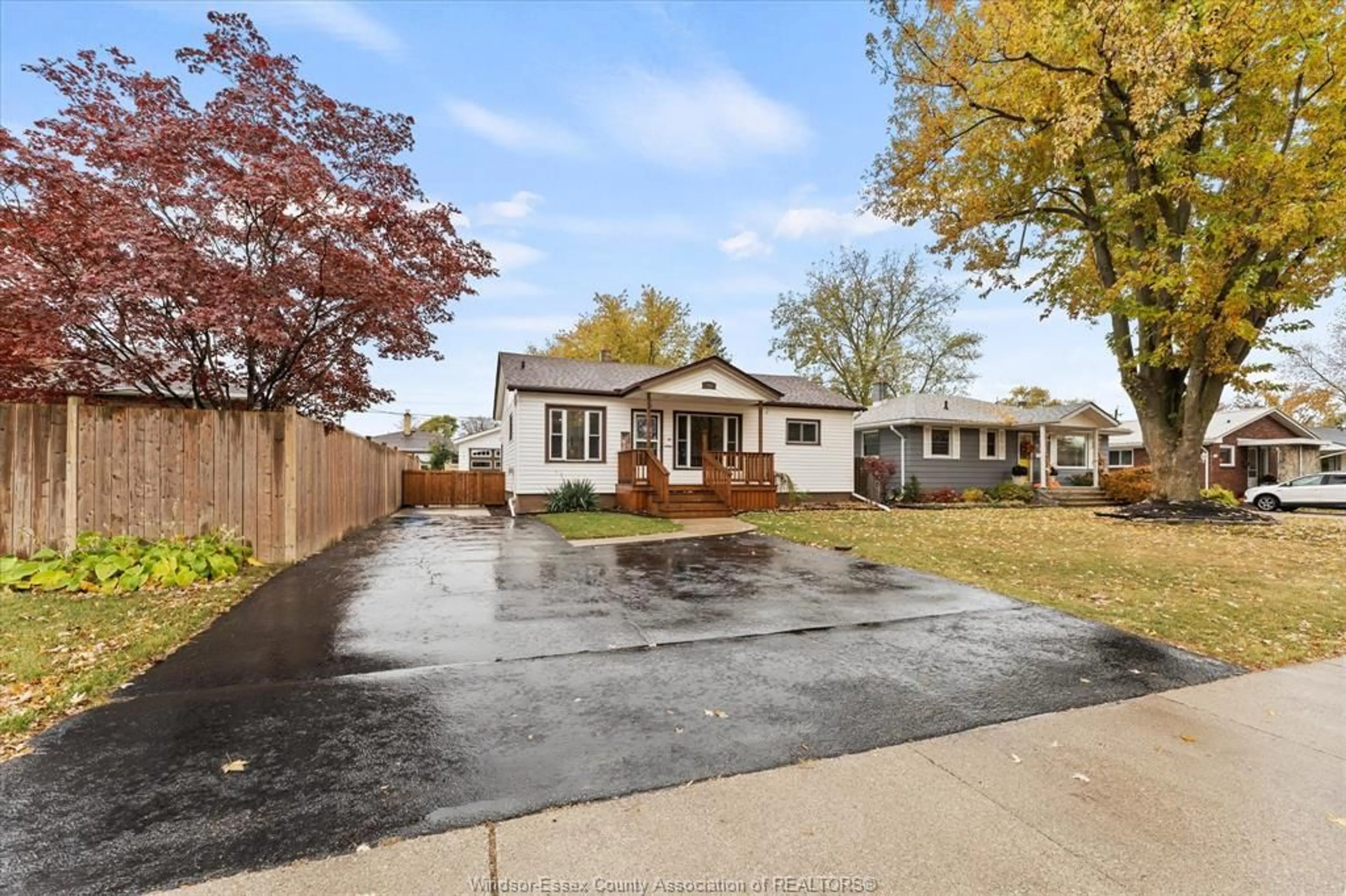 A pic from outside/outdoor area/front of a property/back of a property/a pic from drone, street for 355 ALMA St, Amherstburg Ontario N9V 1B2