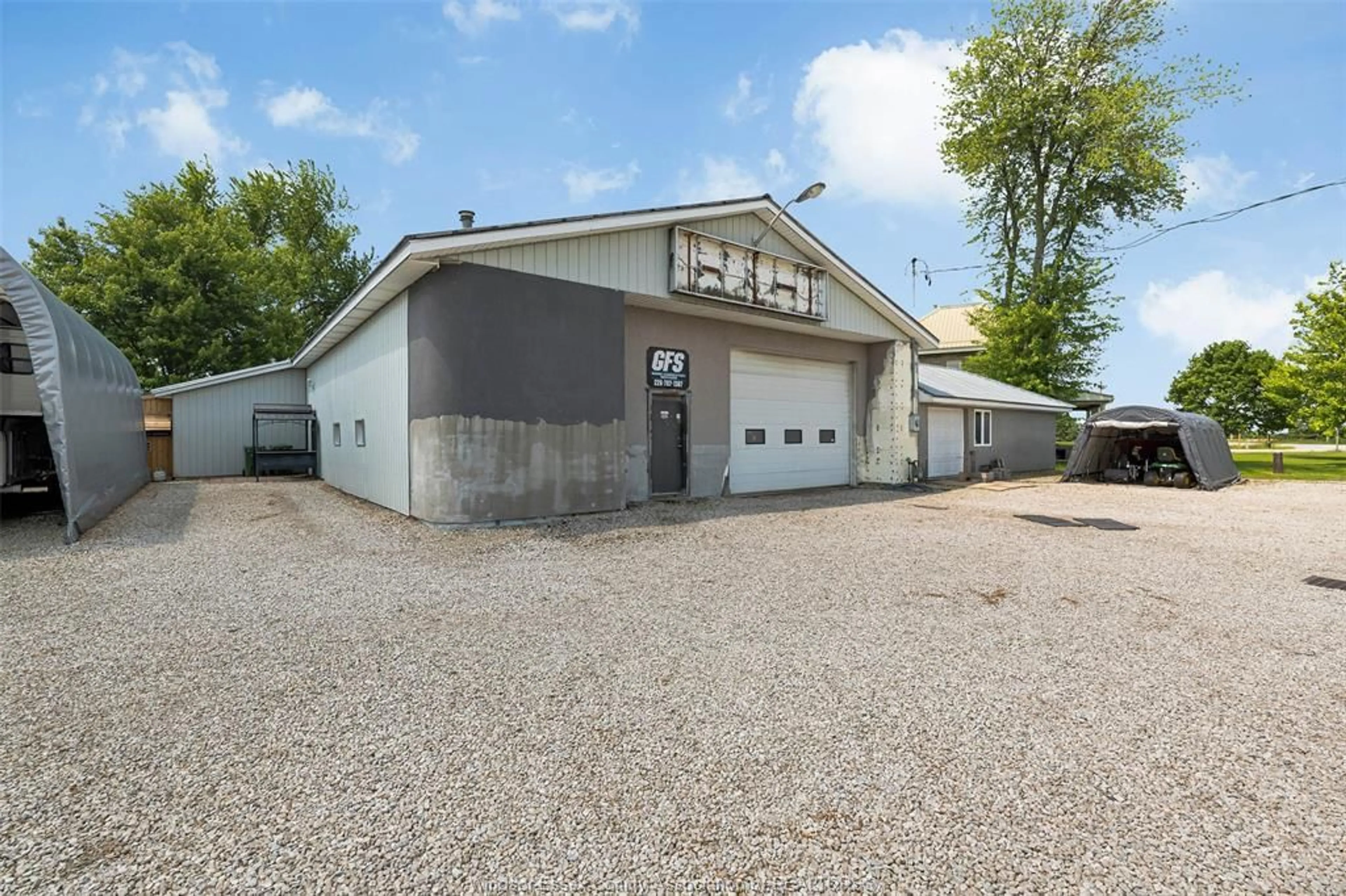 Indoor garage for 1104 County Rd 11, Essex Ontario N9V 2Y7