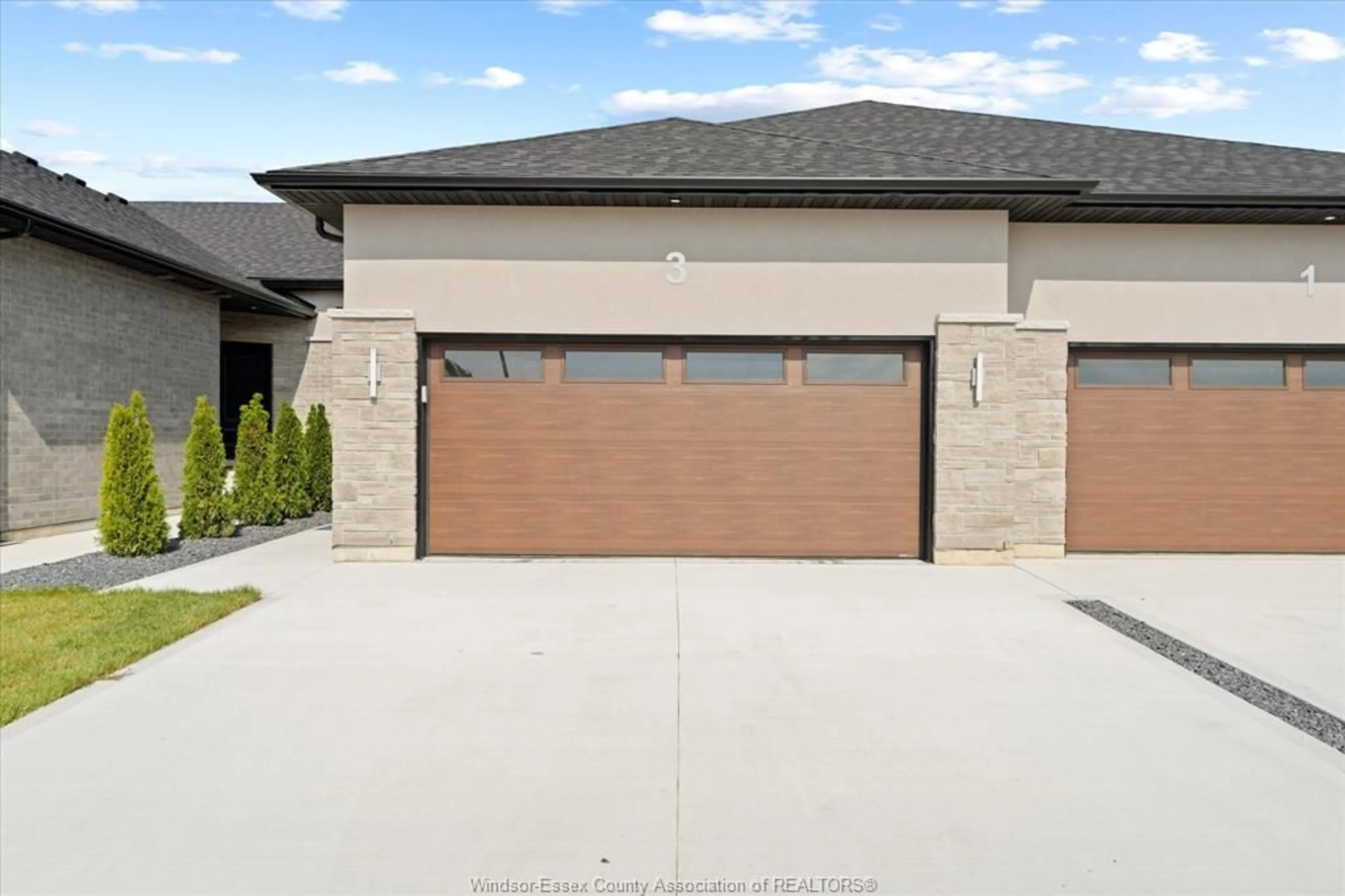 Indoor garage for 3 EAGLE St, Leamington Ontario N8H 0G4