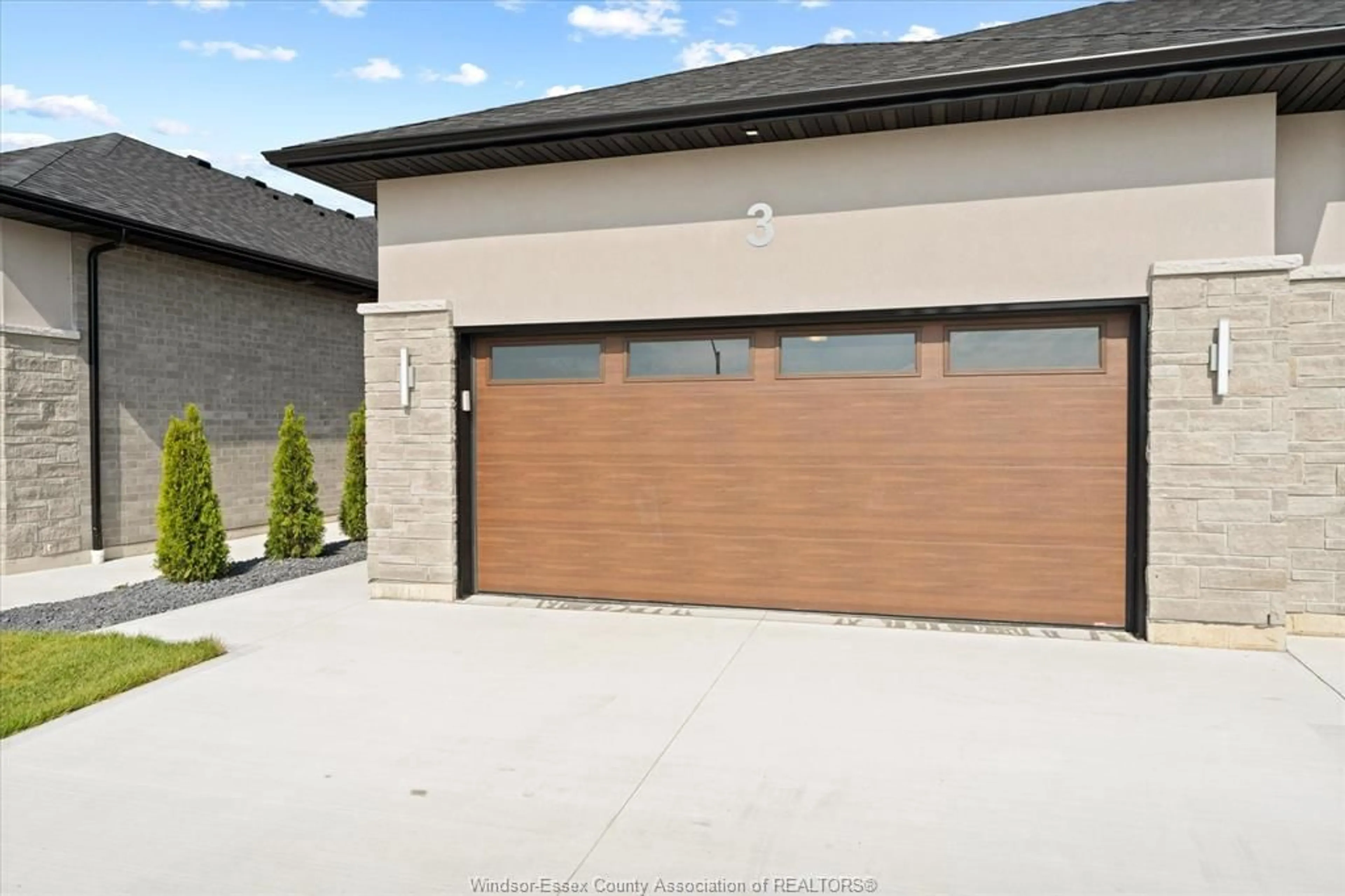 Indoor garage for 3 EAGLE St, Leamington Ontario N8H 0G4