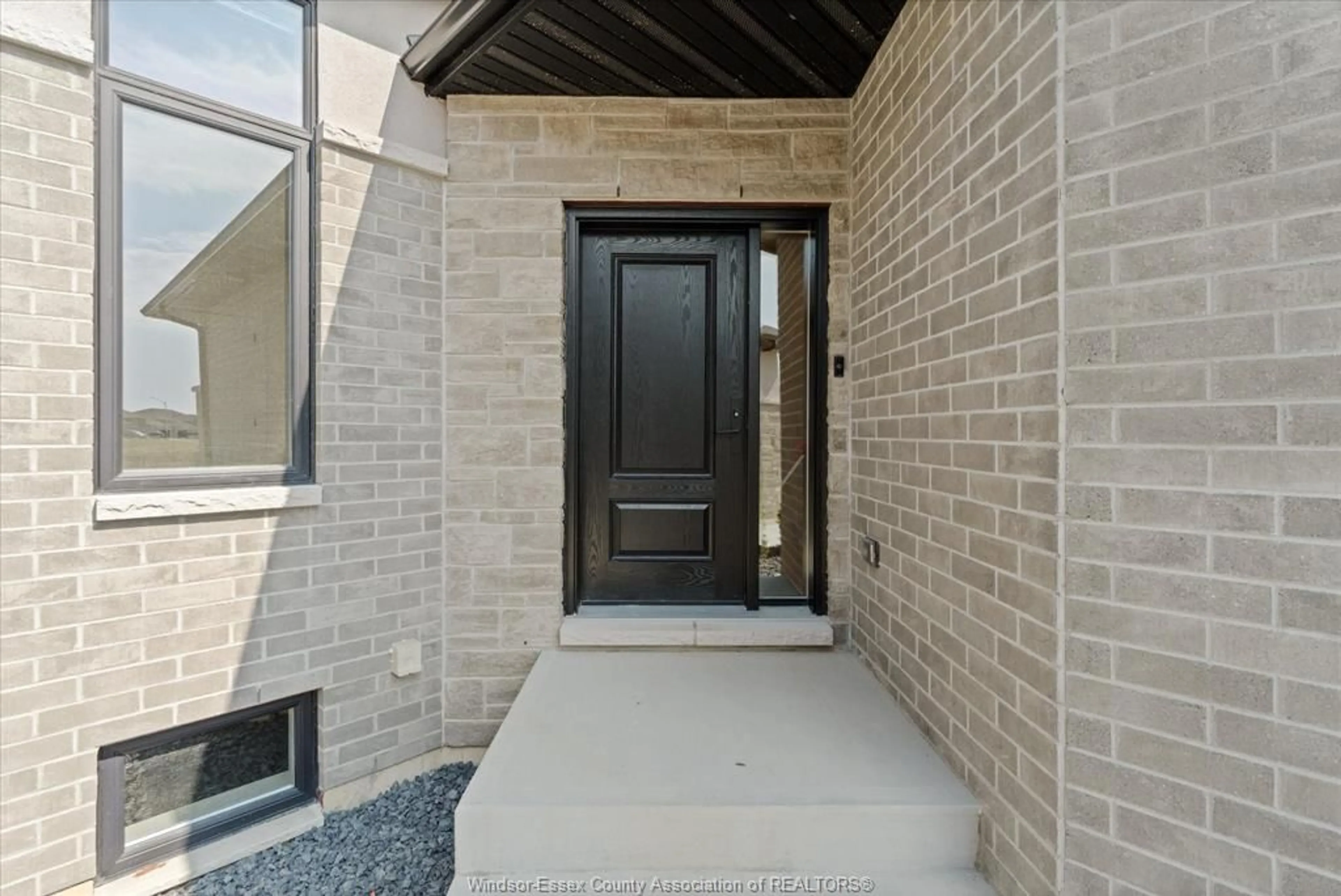 Indoor entryway for 3 EAGLE St, Leamington Ontario N8H 0G4