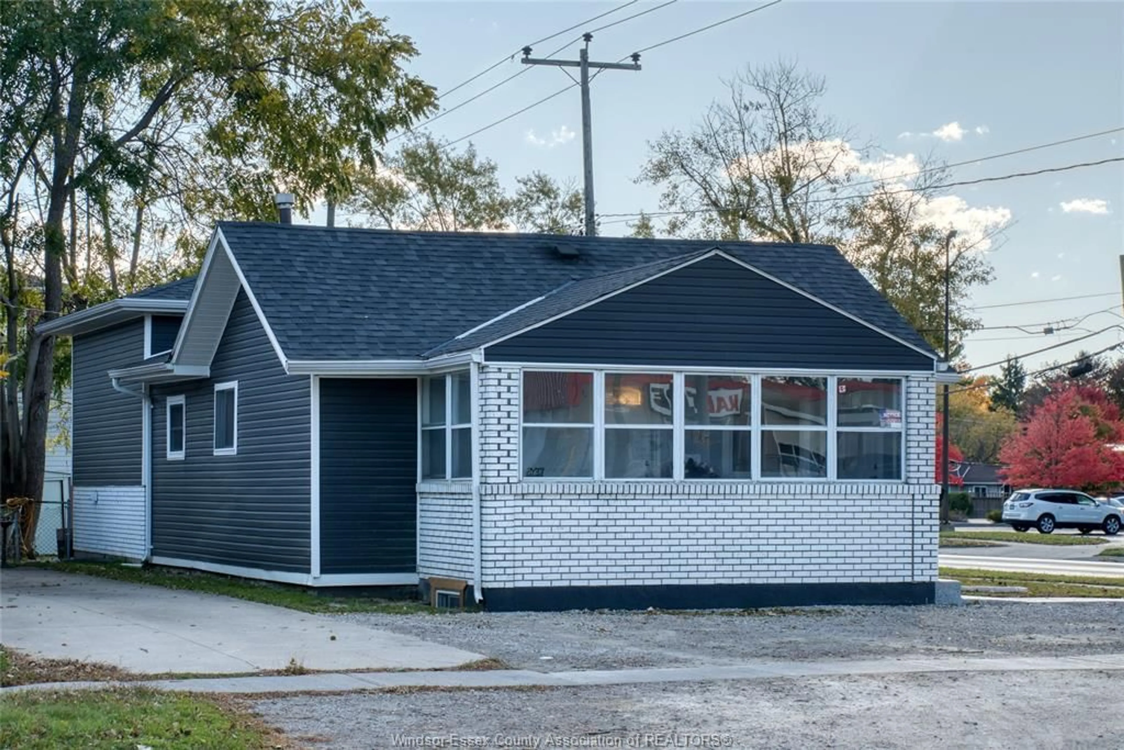 Home with vinyl exterior material, street for 112 WIGLE, Leamington Ontario N8H 2T2