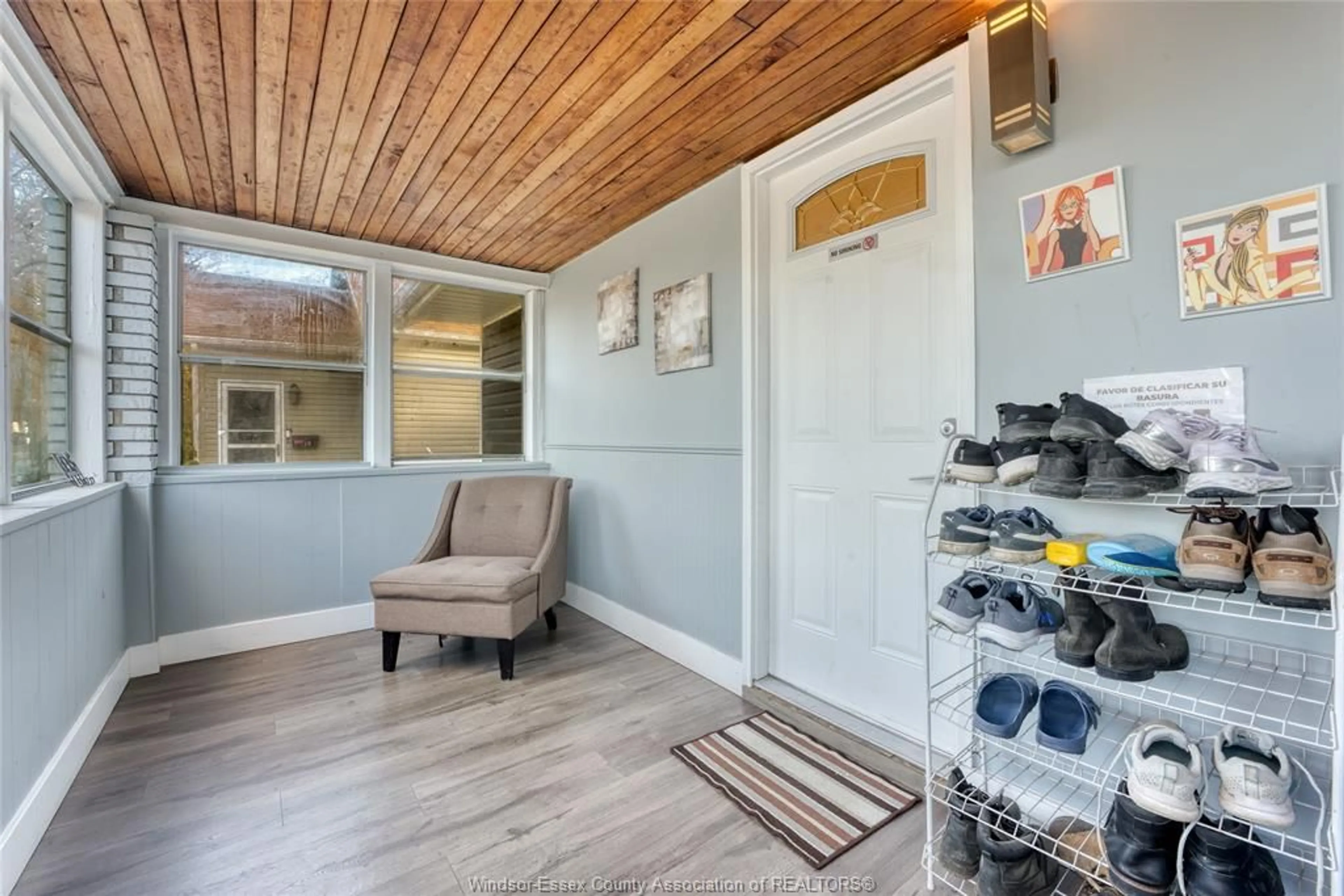 Indoor entryway for 112 WIGLE, Leamington Ontario N8H 2T2