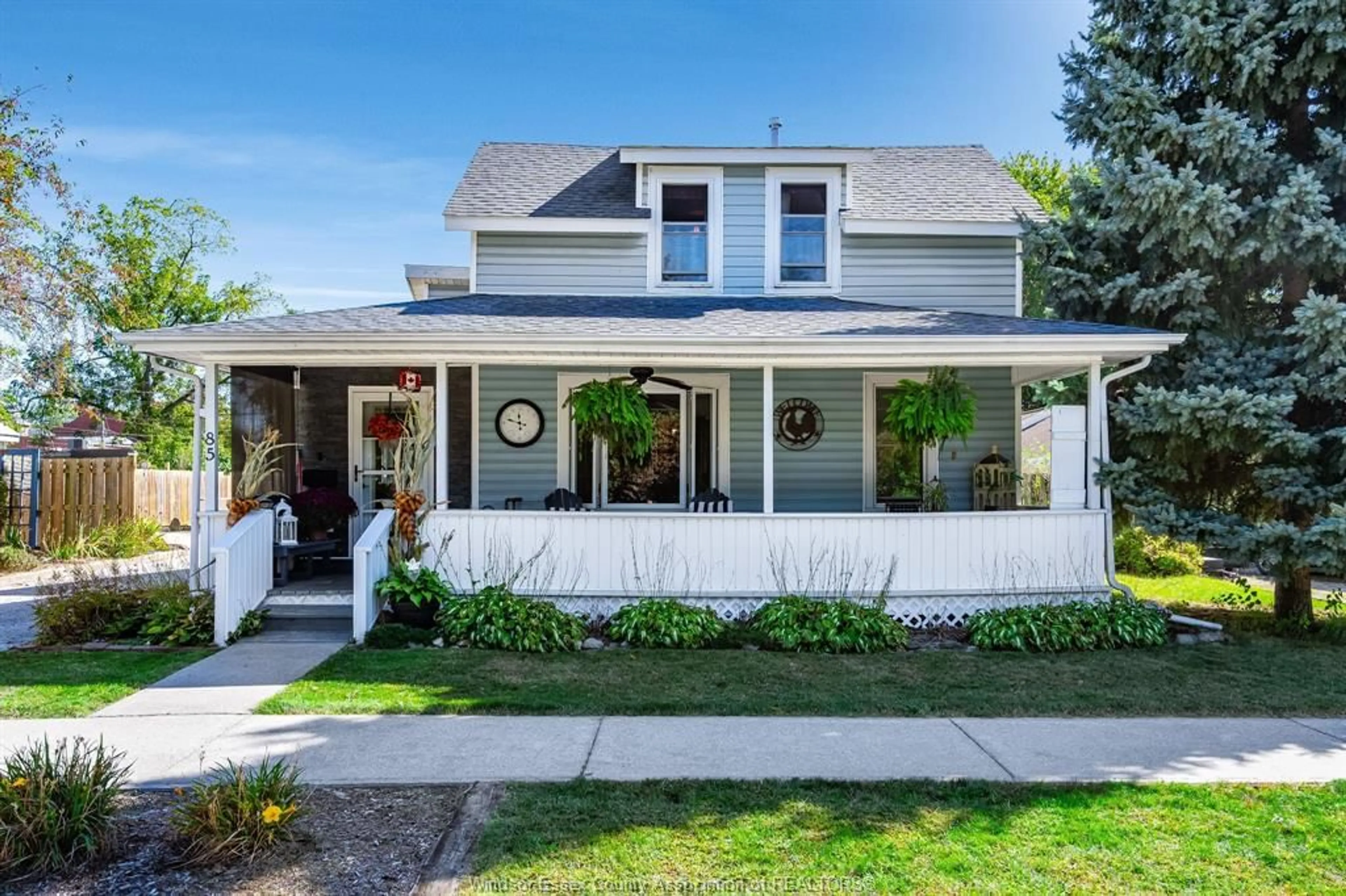 Home with vinyl exterior material, street for 85 Queen St, Kingsville Ontario N9Y 2A1