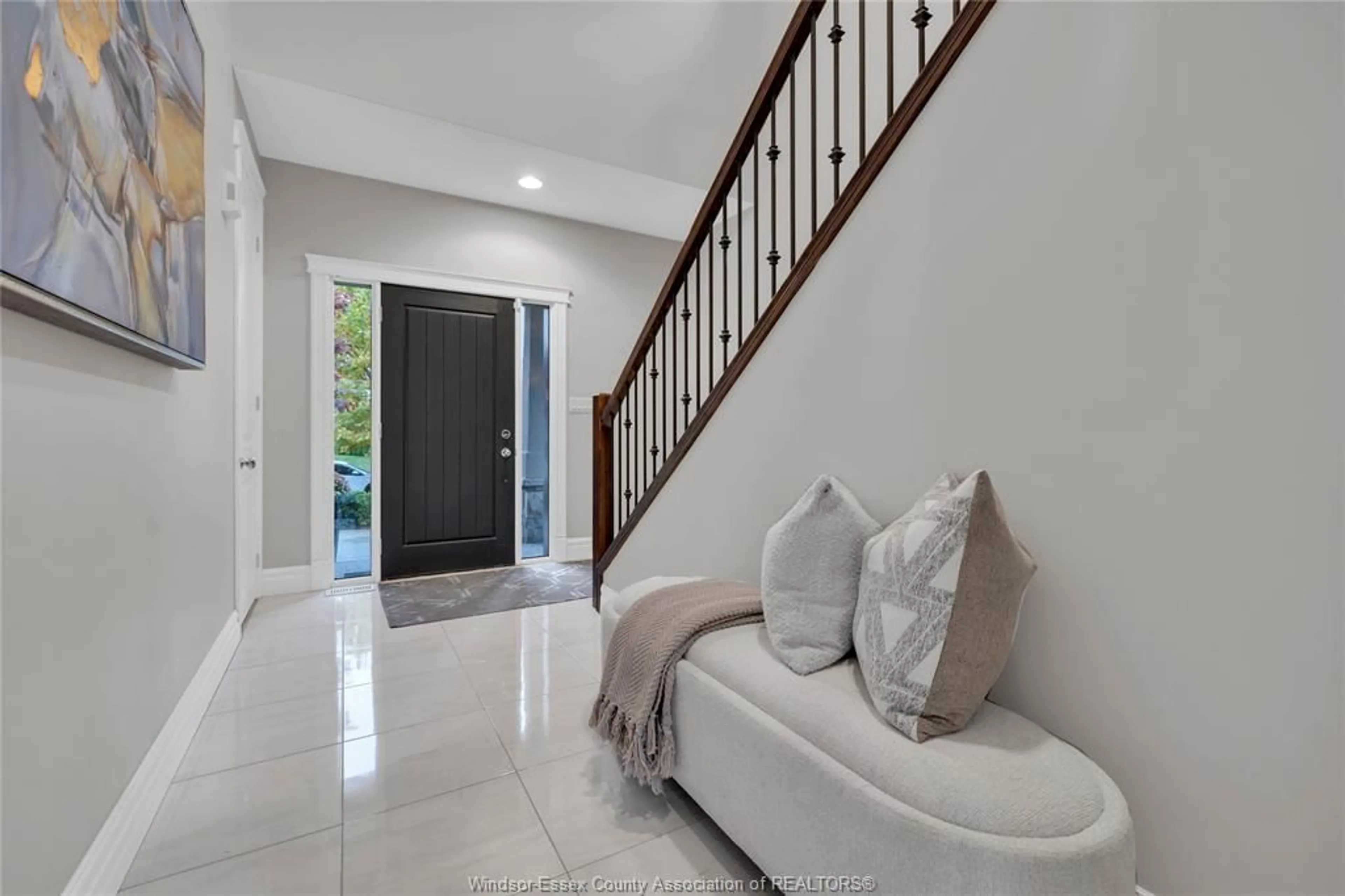 Indoor entryway for 102 HAYES Ave, Tecumseh Ontario N8N 0E1