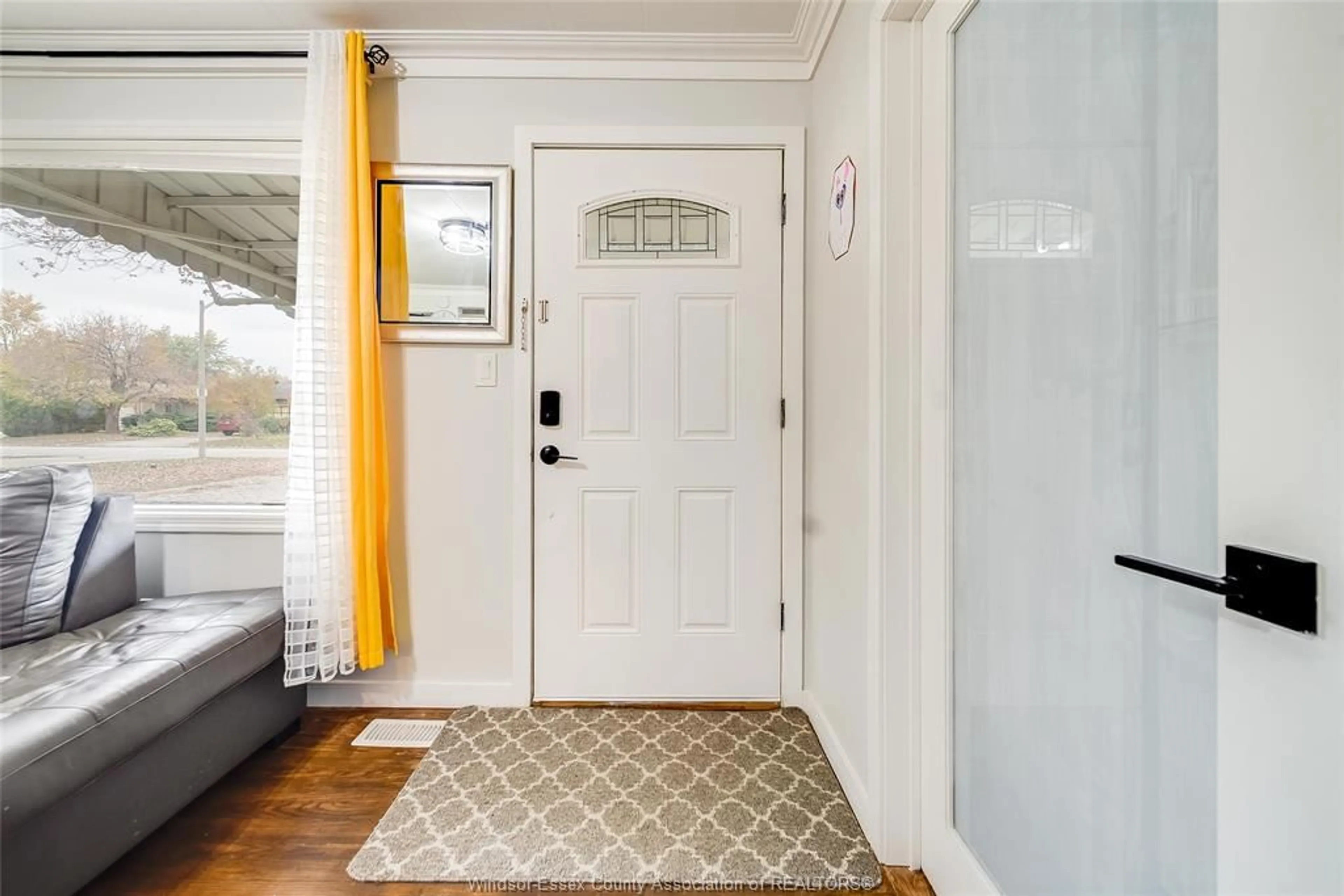 Indoor entryway for 2906 LLOYD GEORGE Blvd, Windsor Ontario N8T 2V1