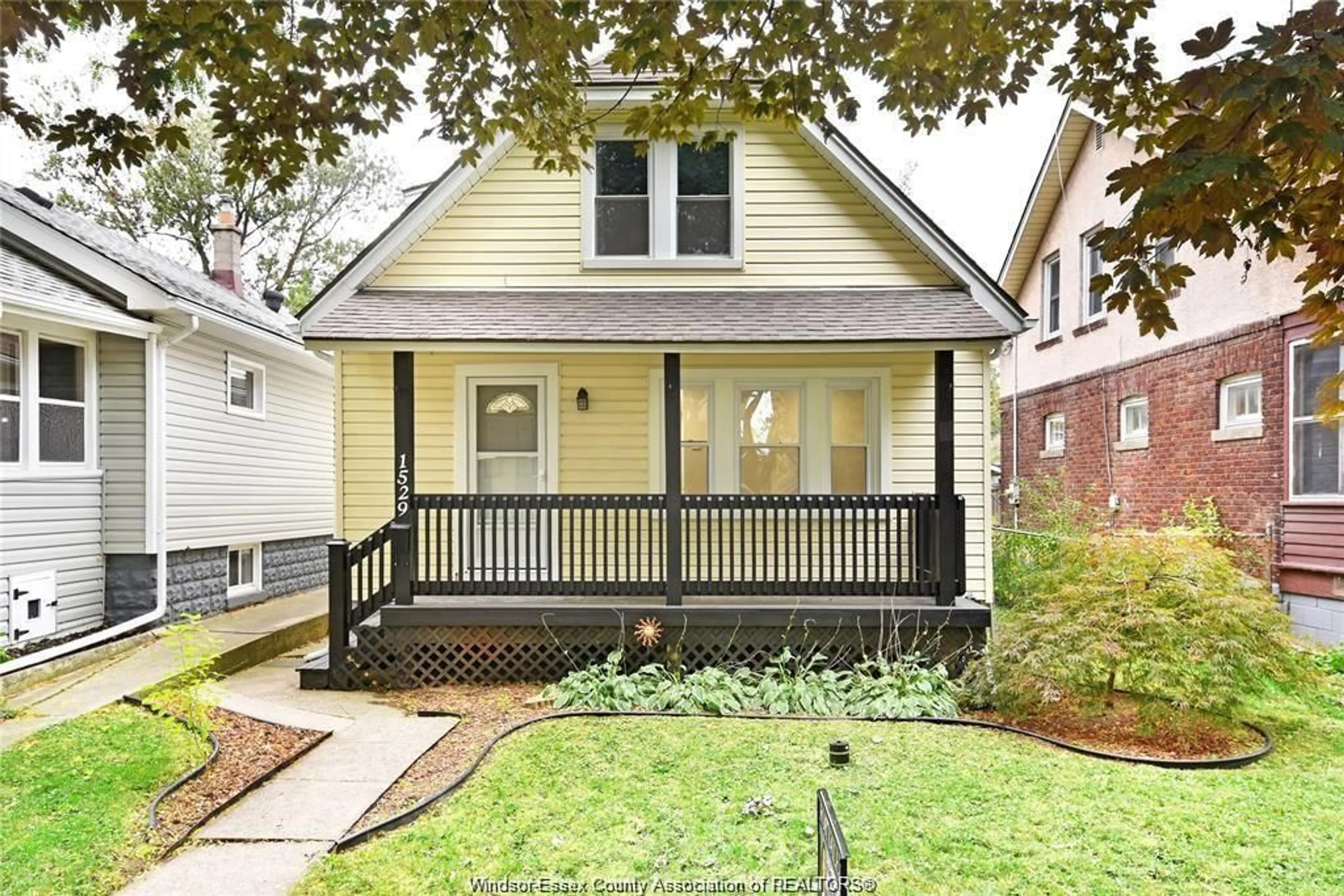 Home with brick exterior material, street for 1529 Lincoln, Windsor Ontario N8Y 2J3