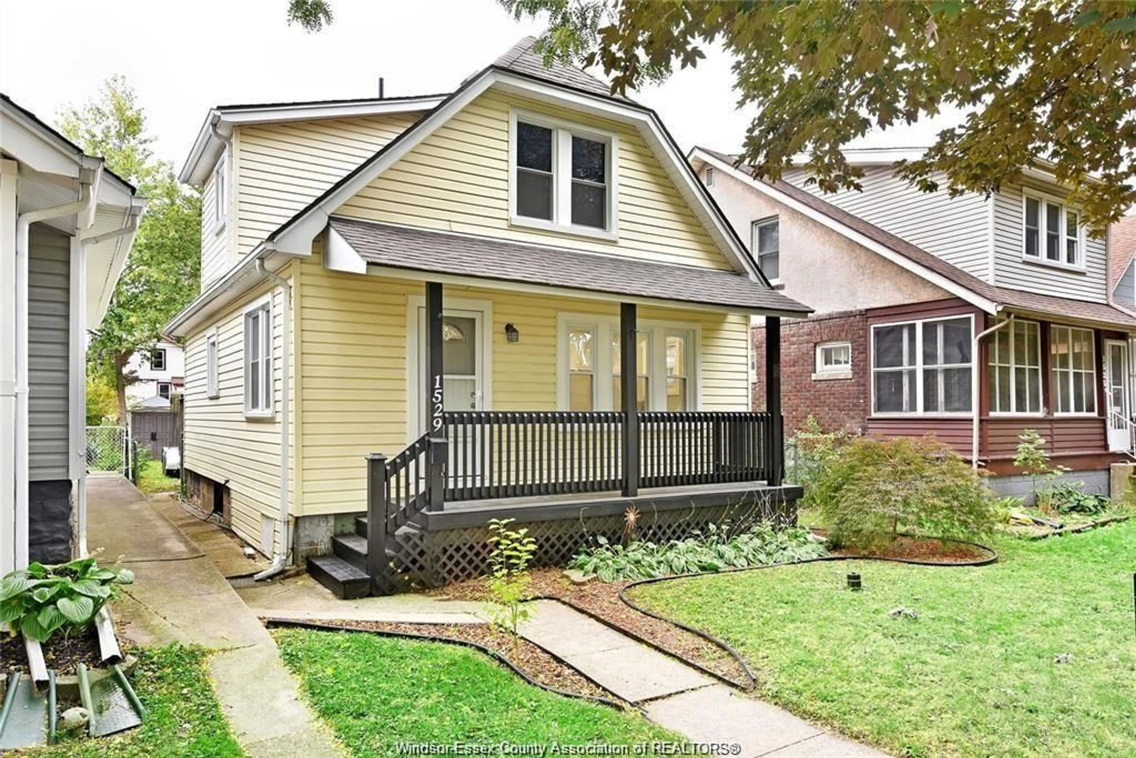 Home with brick exterior material, street for 1529 Lincoln, Windsor Ontario N8Y 2J3