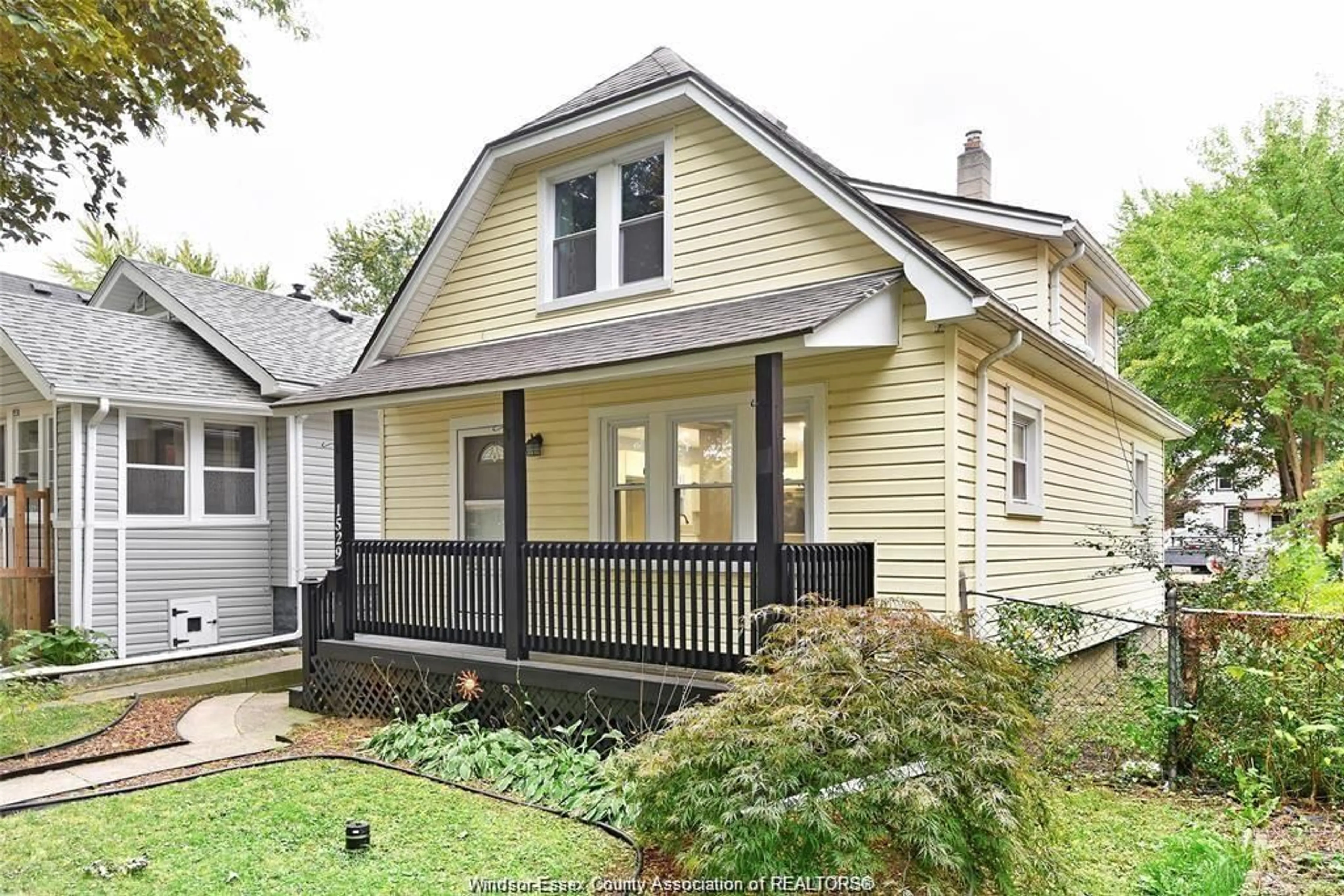 Home with vinyl exterior material, street for 1529 Lincoln, Windsor Ontario N8Y 2J3