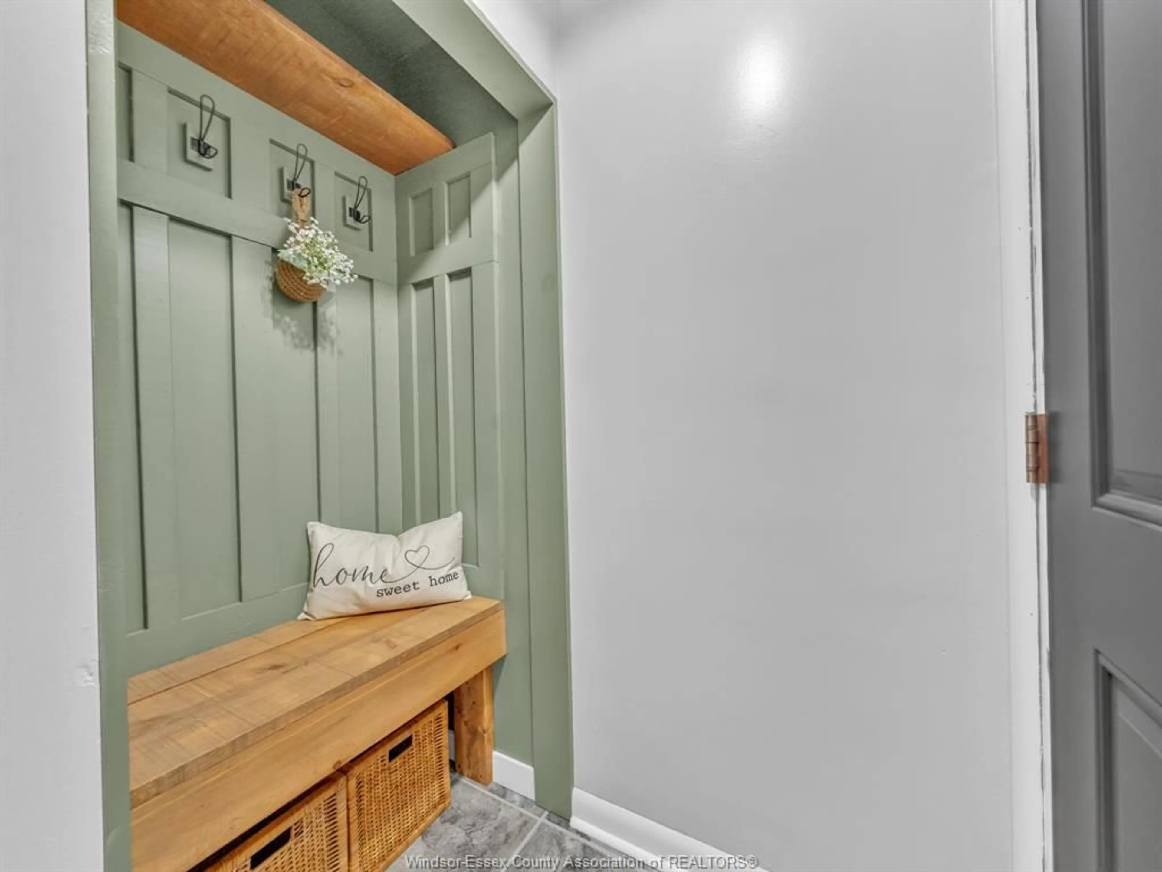 Indoor entryway for 1035 WATSON Ave, Windsor Ontario N8S 3T3