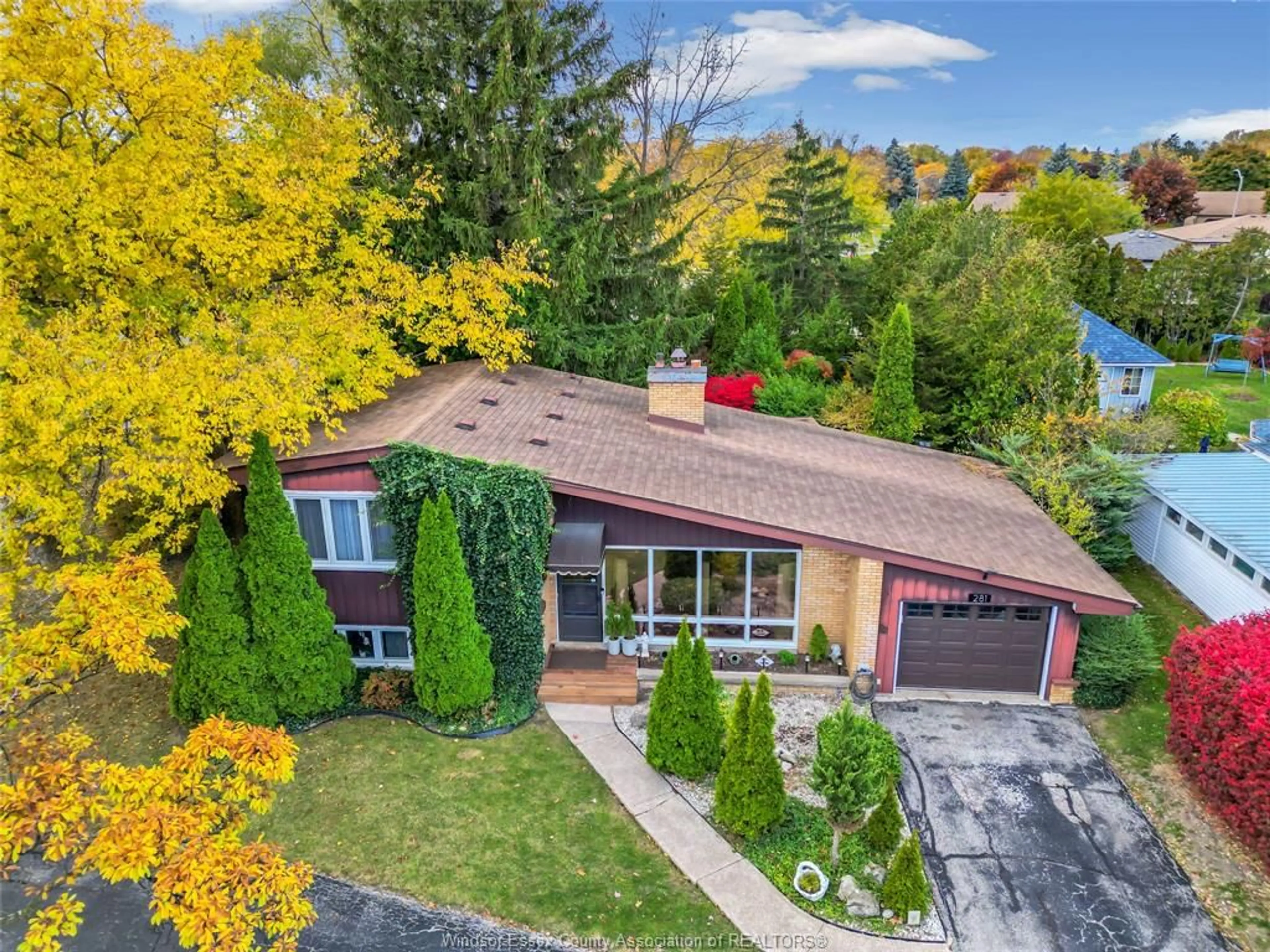 A pic from outside/outdoor area/front of a property/back of a property/a pic from drone, street for 281 Grace, Tecumseh Ontario N8N 2G6