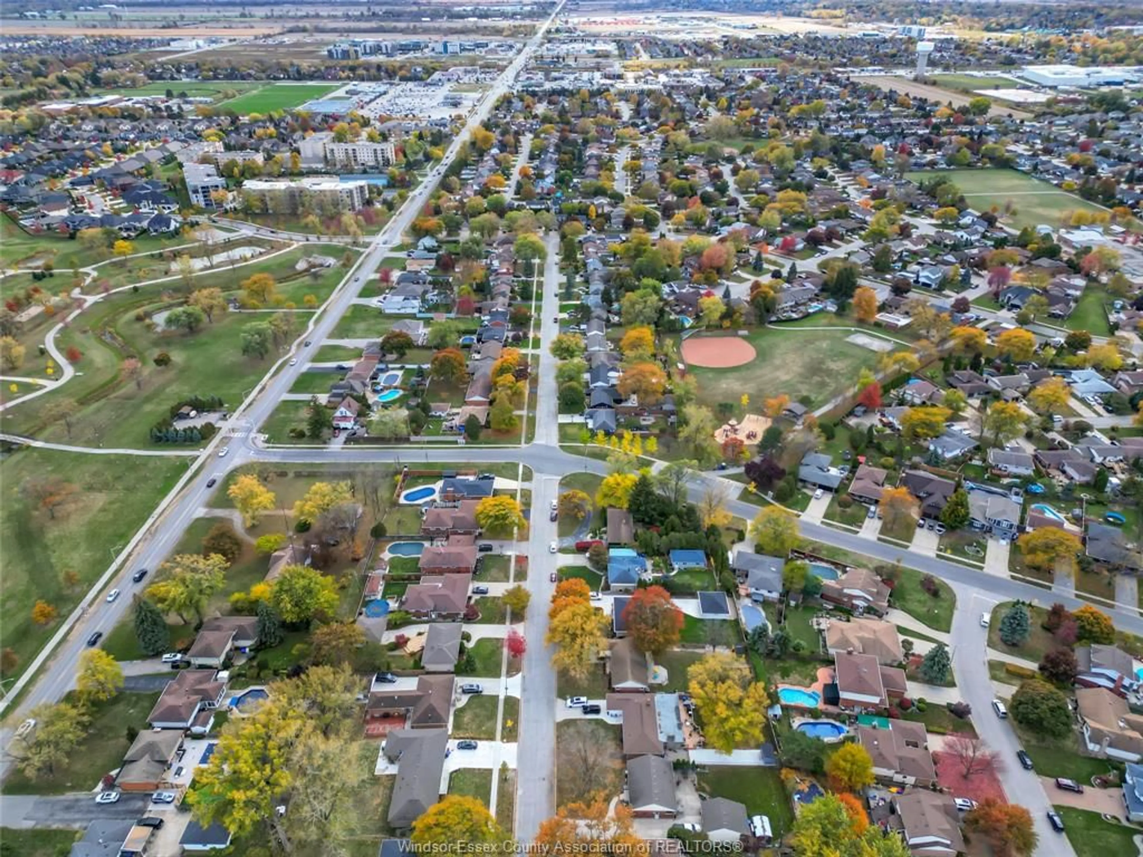 A pic from outside/outdoor area/front of a property/back of a property/a pic from drone, street for 281 Grace, Tecumseh Ontario N8N 2G6