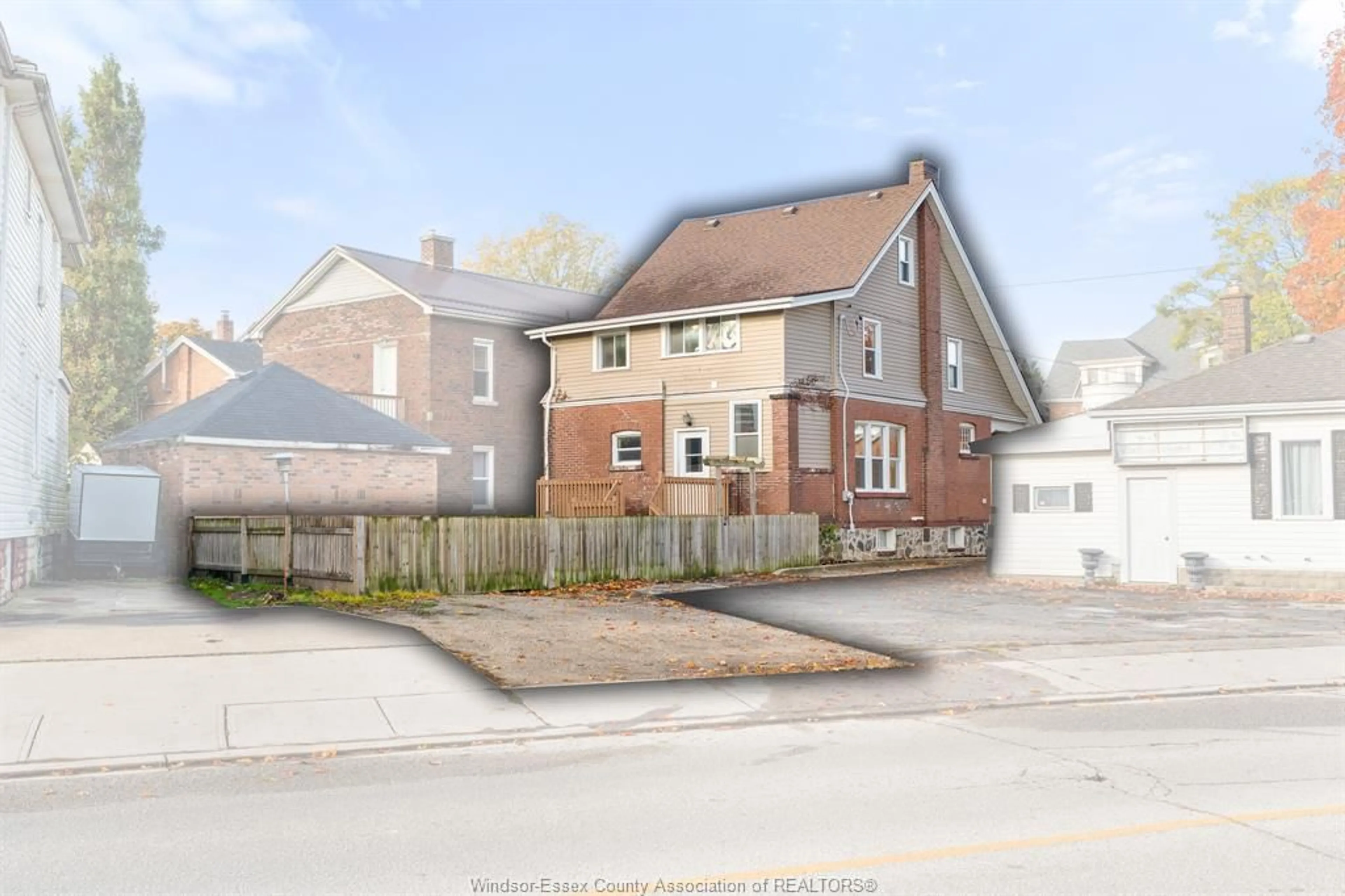 A pic from outside/outdoor area/front of a property/back of a property/a pic from drone, street for 258 Wellington St S, Chatham Ontario N7M 3P5