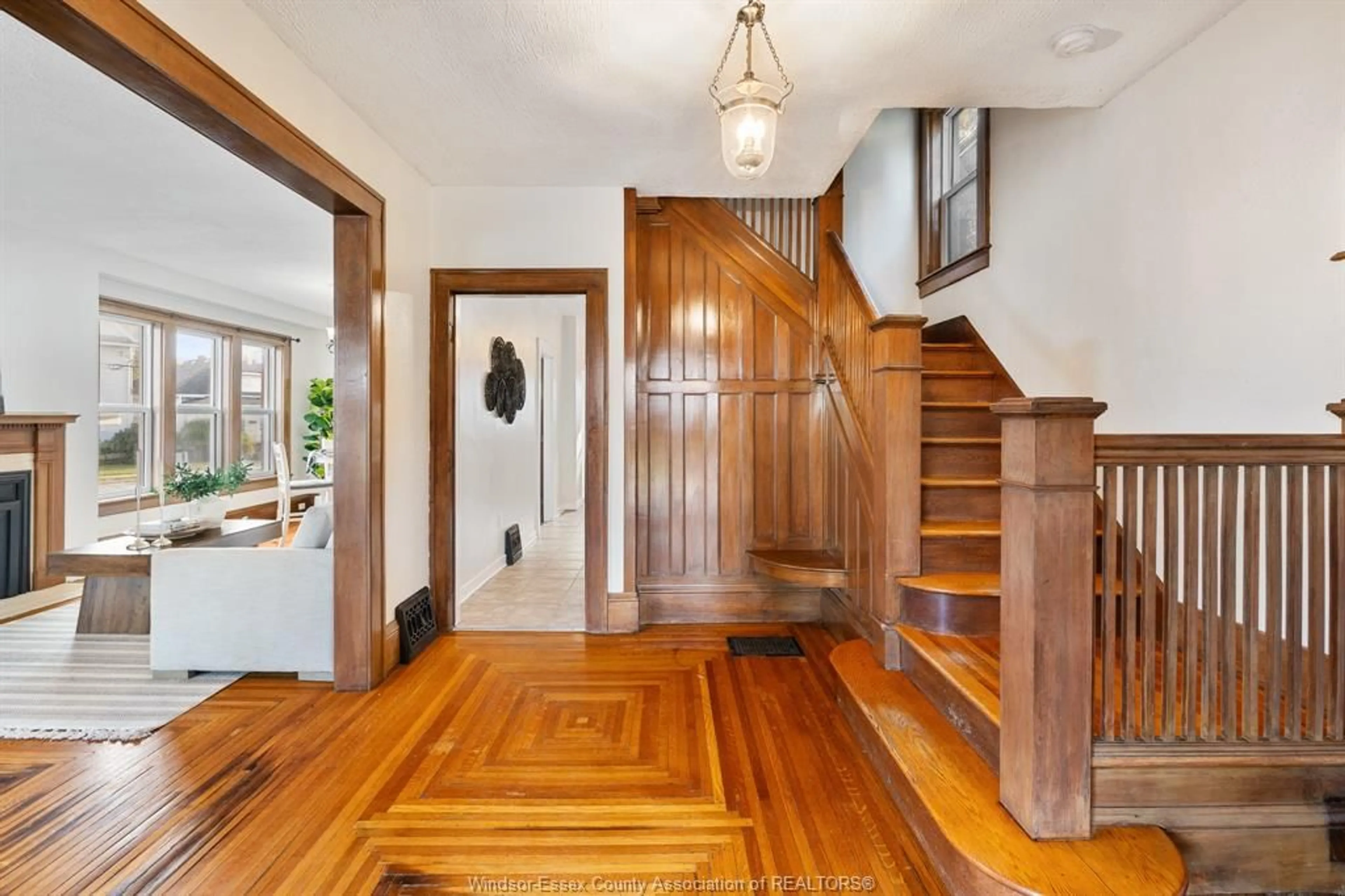 Indoor foyer for 258 Wellington St S, Chatham Ontario N7M 3P5