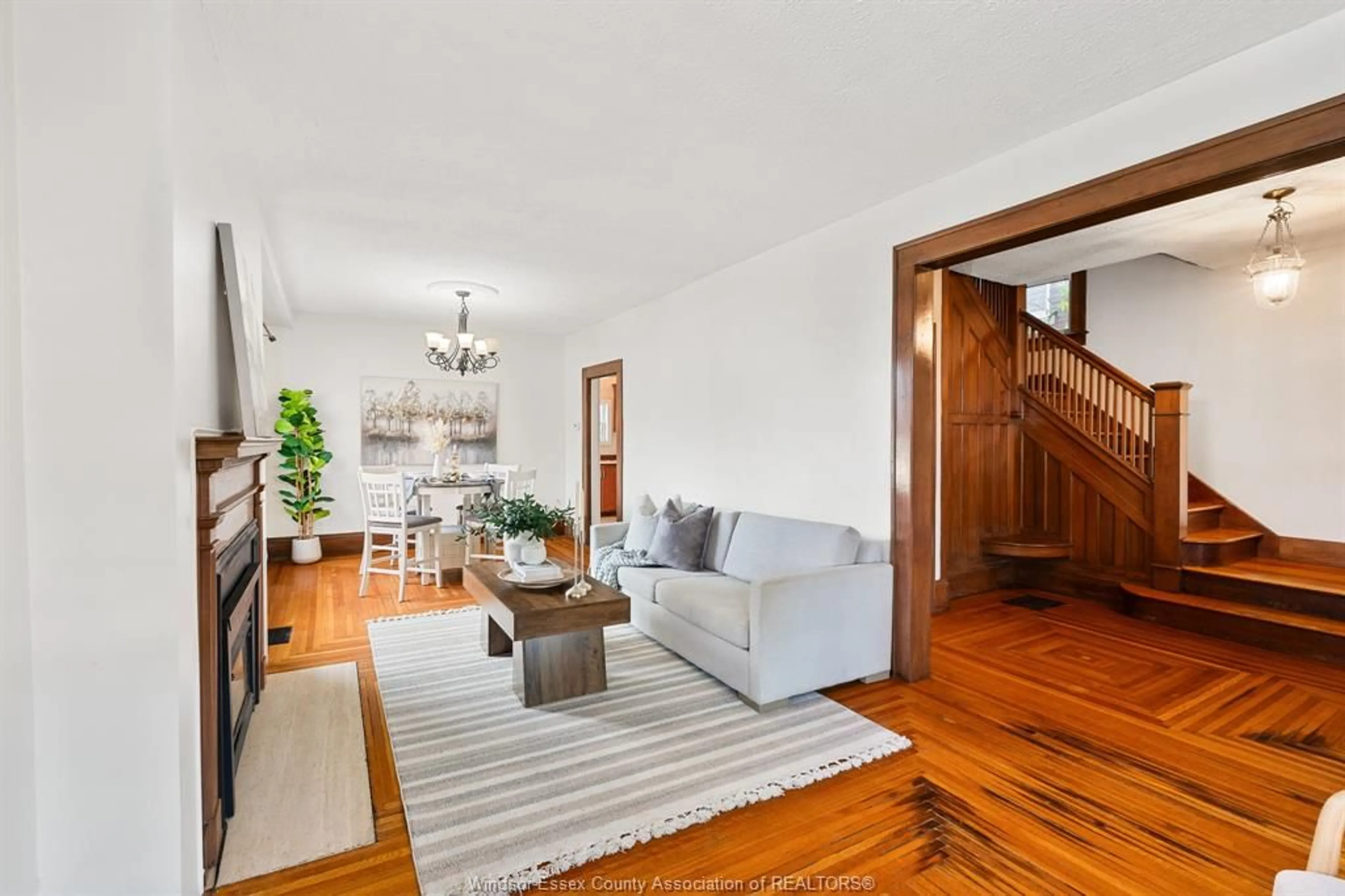 Living room with furniture, wood/laminate floor for 258 Wellington St S, Chatham Ontario N7M 3P5