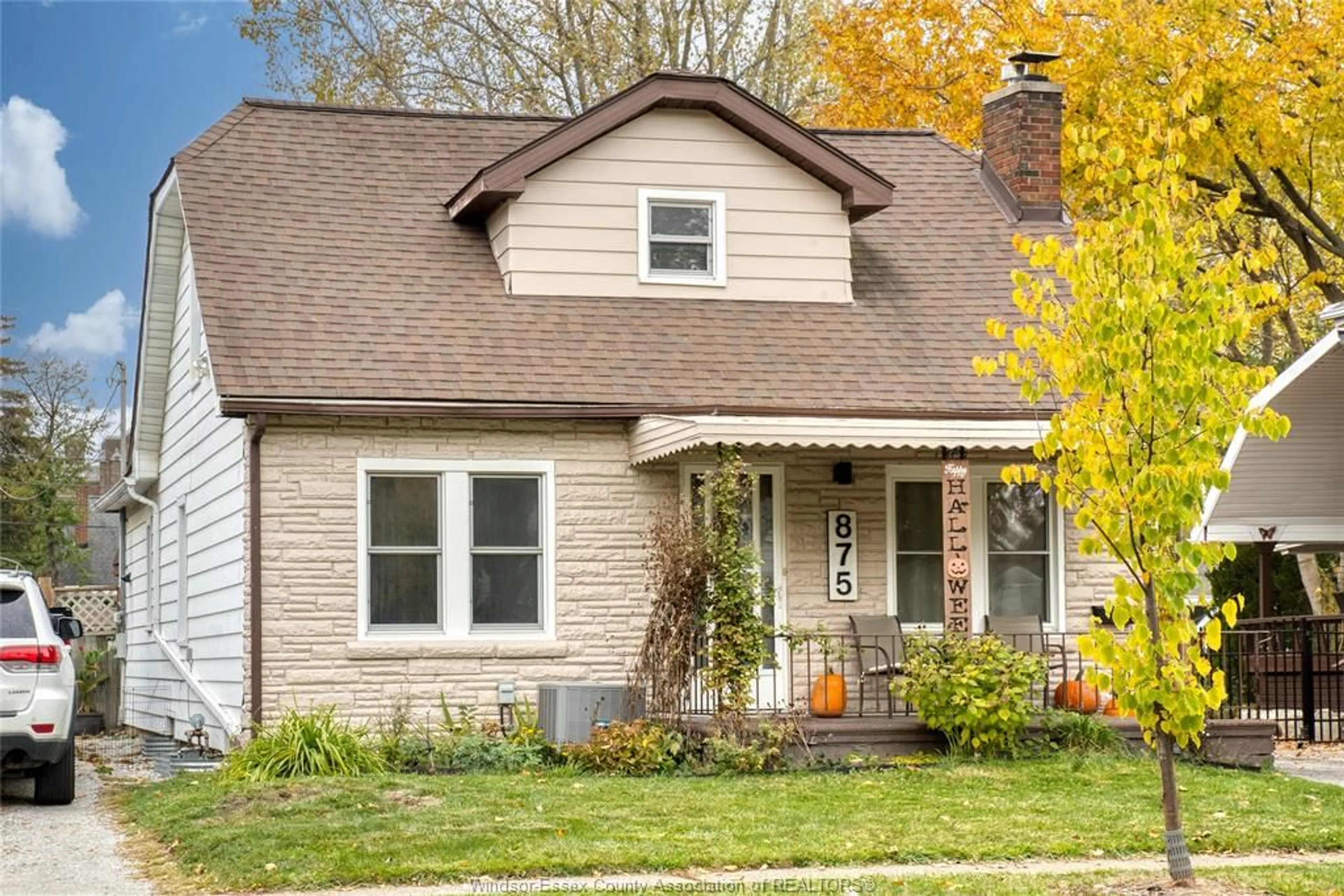 Home with vinyl exterior material, street for 875 JEFFERSON Blvd, Windsor Ontario N8S 2P7