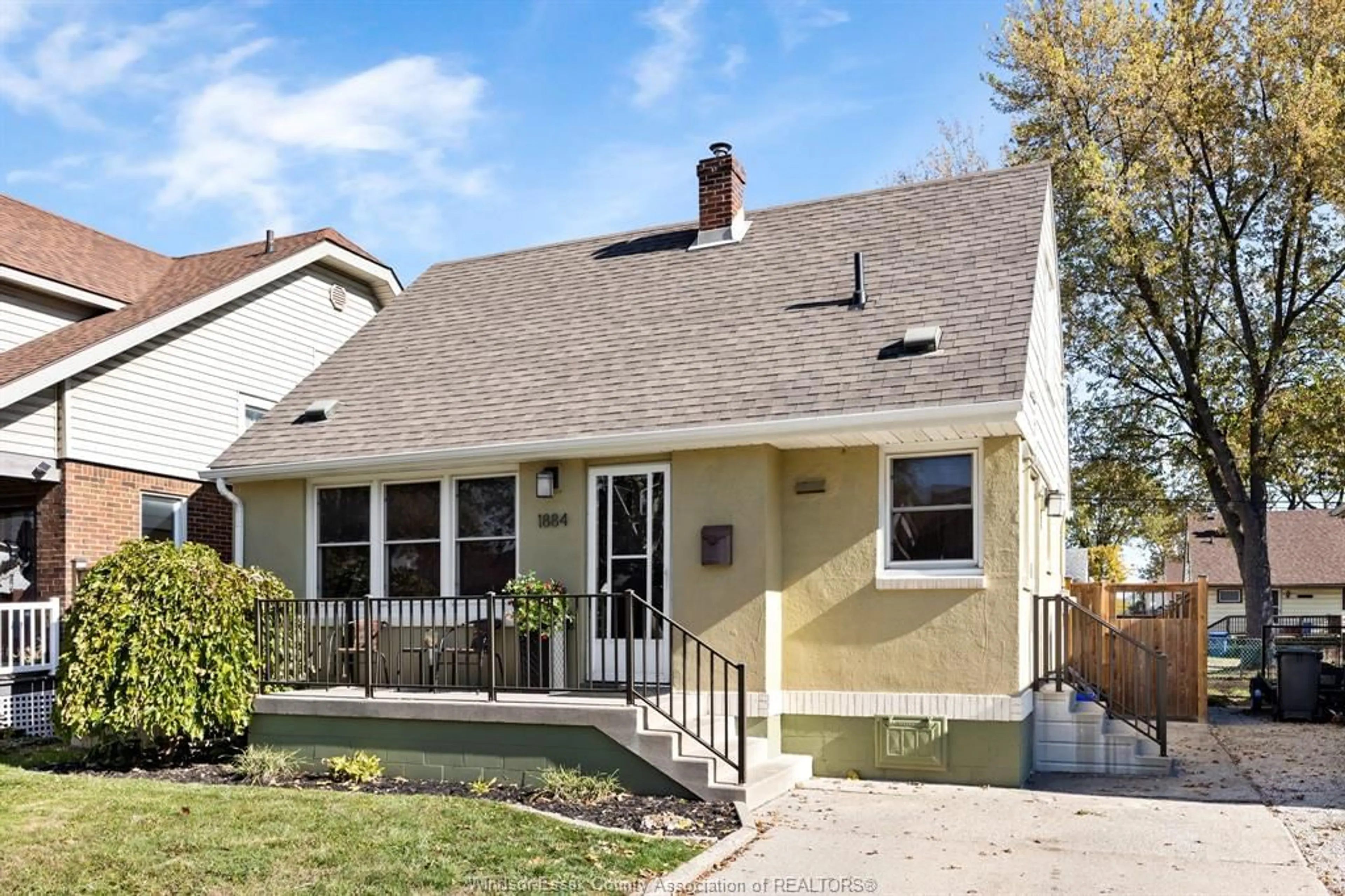 Home with vinyl exterior material, street for 1884 PILLETTE, Windsor Ontario N8T 1P1