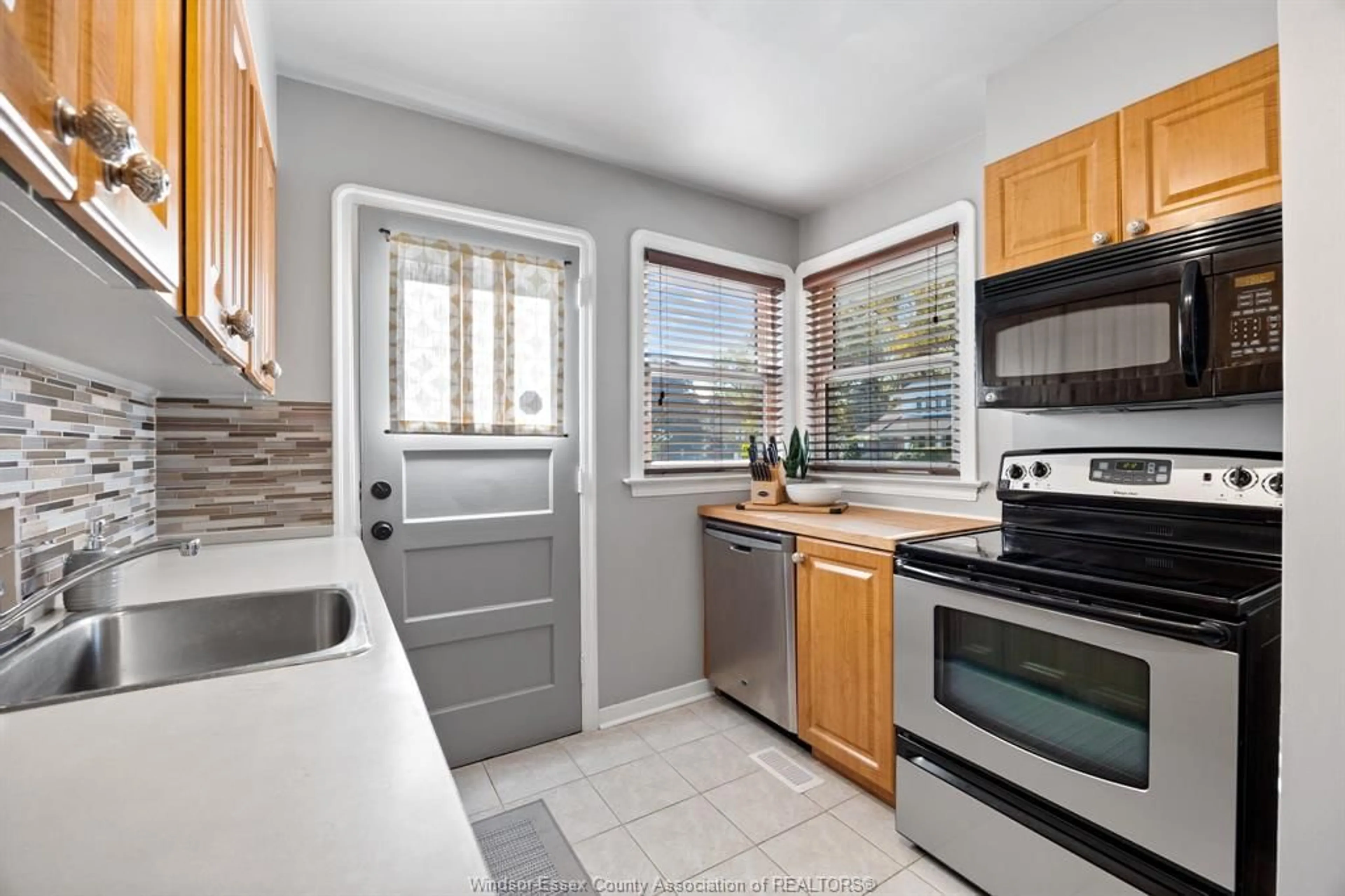 Standard kitchen, ceramic/tile floor for 1884 PILLETTE, Windsor Ontario N8T 1P1