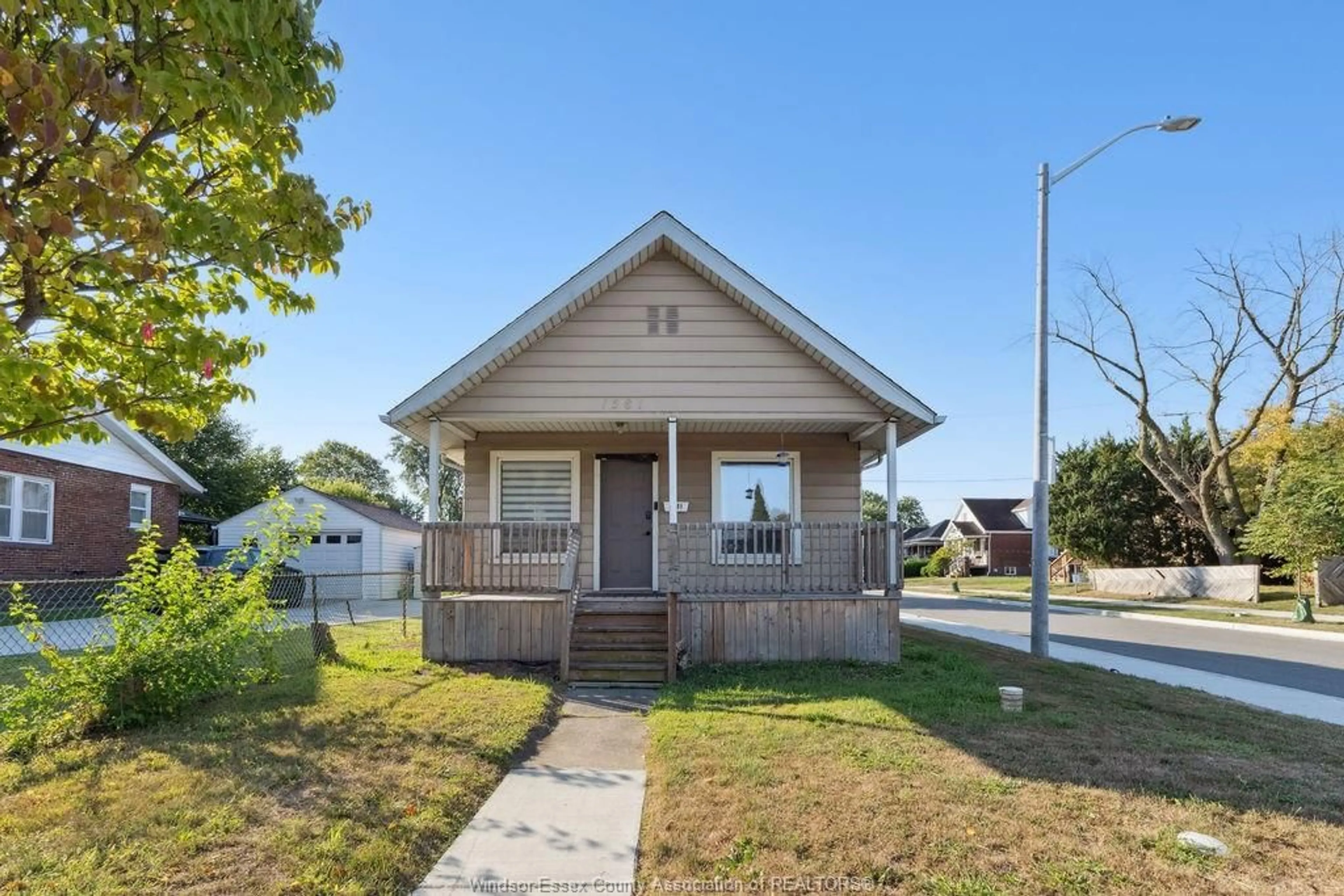 Home with vinyl exterior material, street for 1581 LAING, Windsor Ontario N9B 1N1