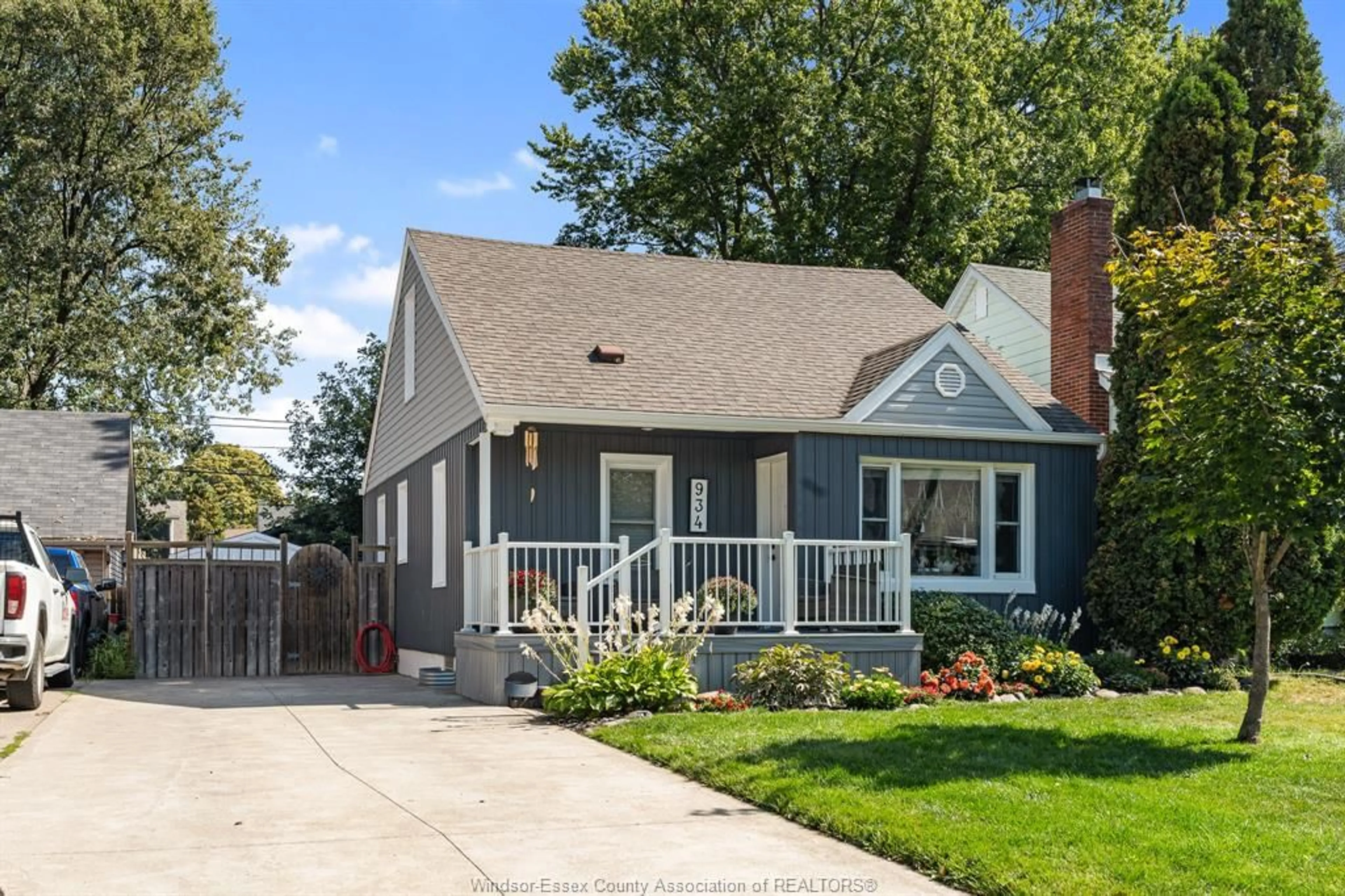 Home with vinyl exterior material, street for 934 VIRGINIA Ave, Windsor Ontario N8S 2Y4